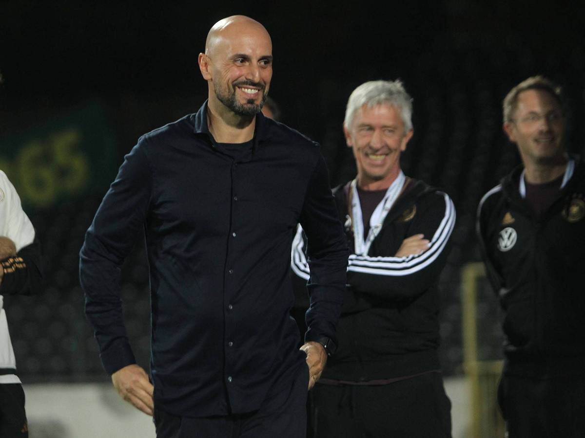 Antonio di Salvo mit seinem Trainerstab bei der U21-Nationalmannschaft.