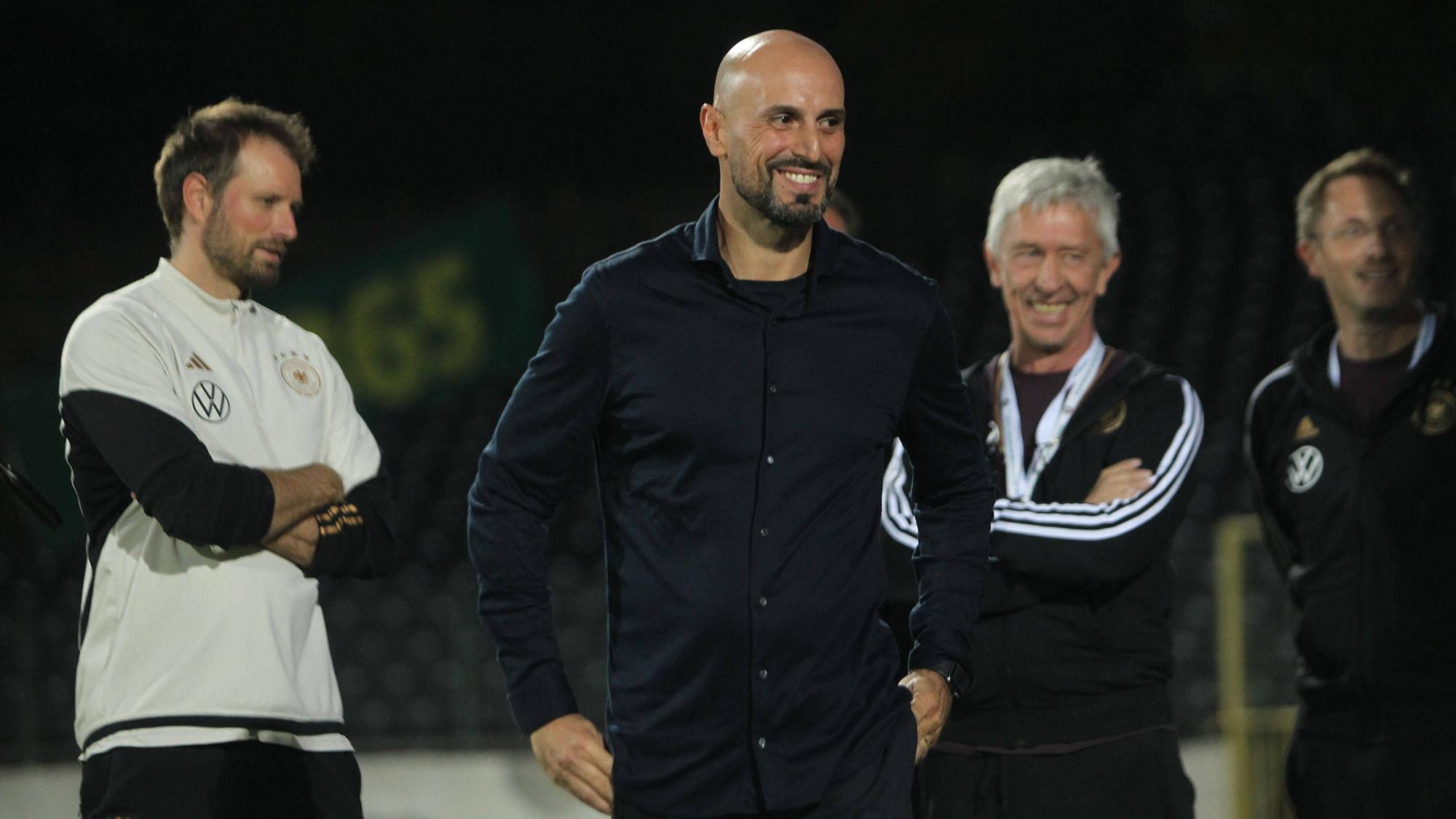 Antonio di Salvo mit seinem Trainerstab bei der U21-Nationalmannschaft.