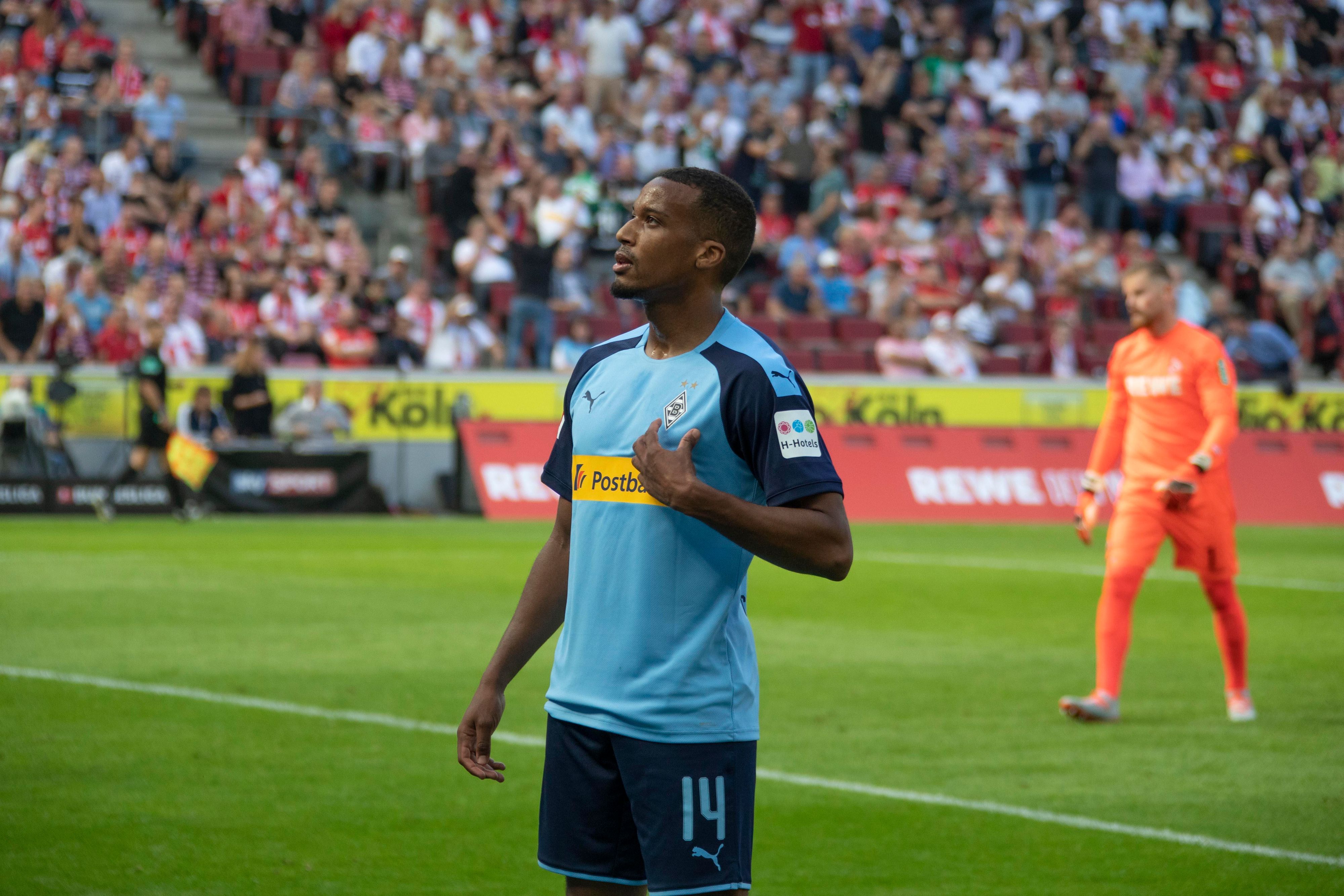 Alassane Plea bejubelt einen Treffer vor dem Kölner Fanblock.