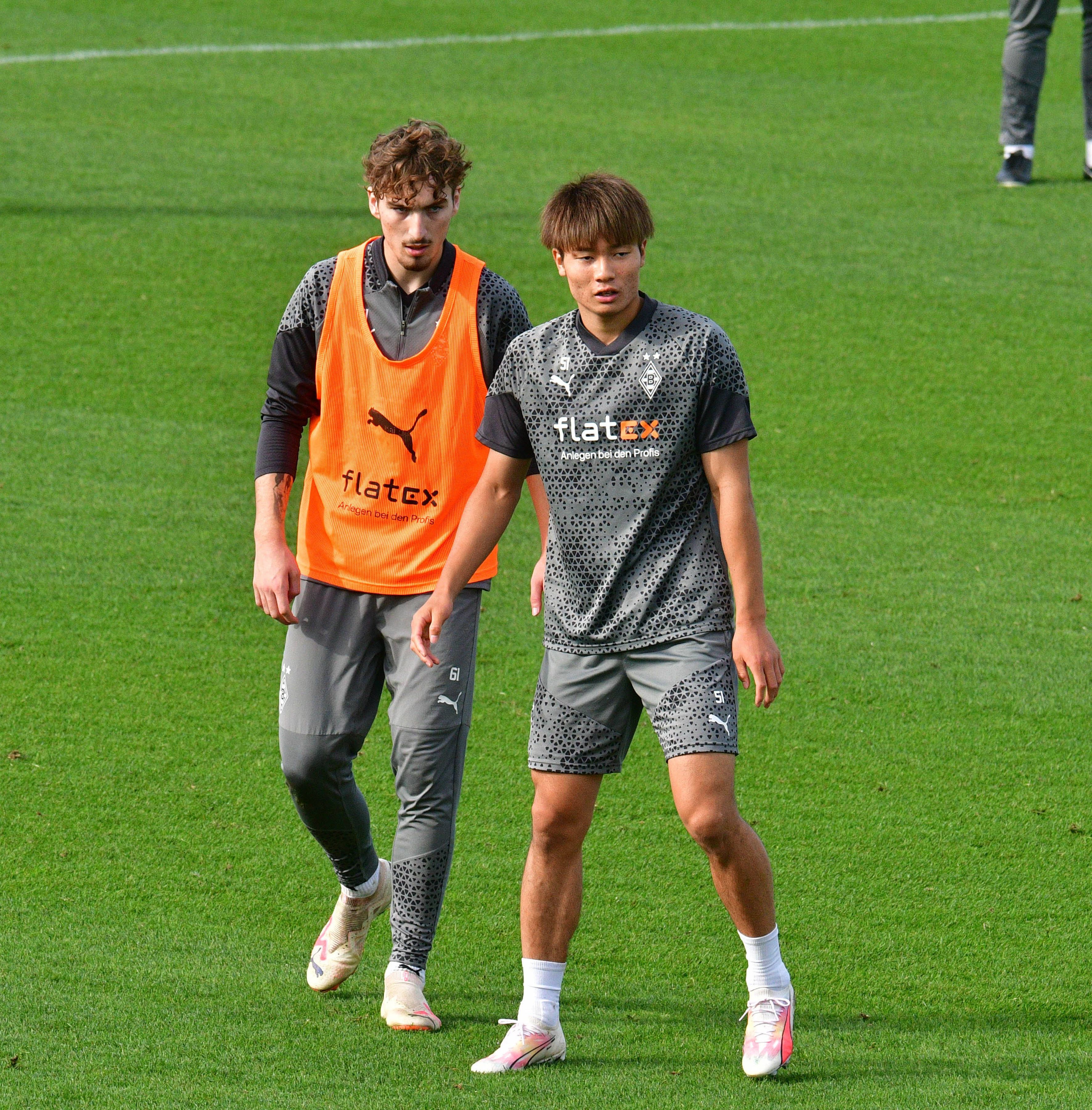 Tony Reitz (l.) im Profi-Training mit Shio Fukuda am 10. Oktober 2023.