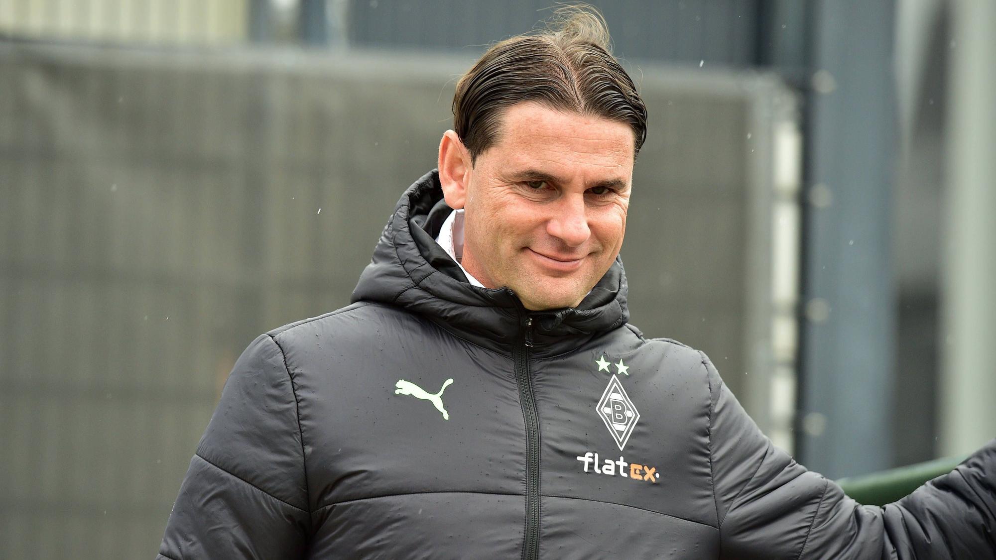 Gerardo Seoane lächelt vor dem Borussia-Testspiel gegen St. Truiden.