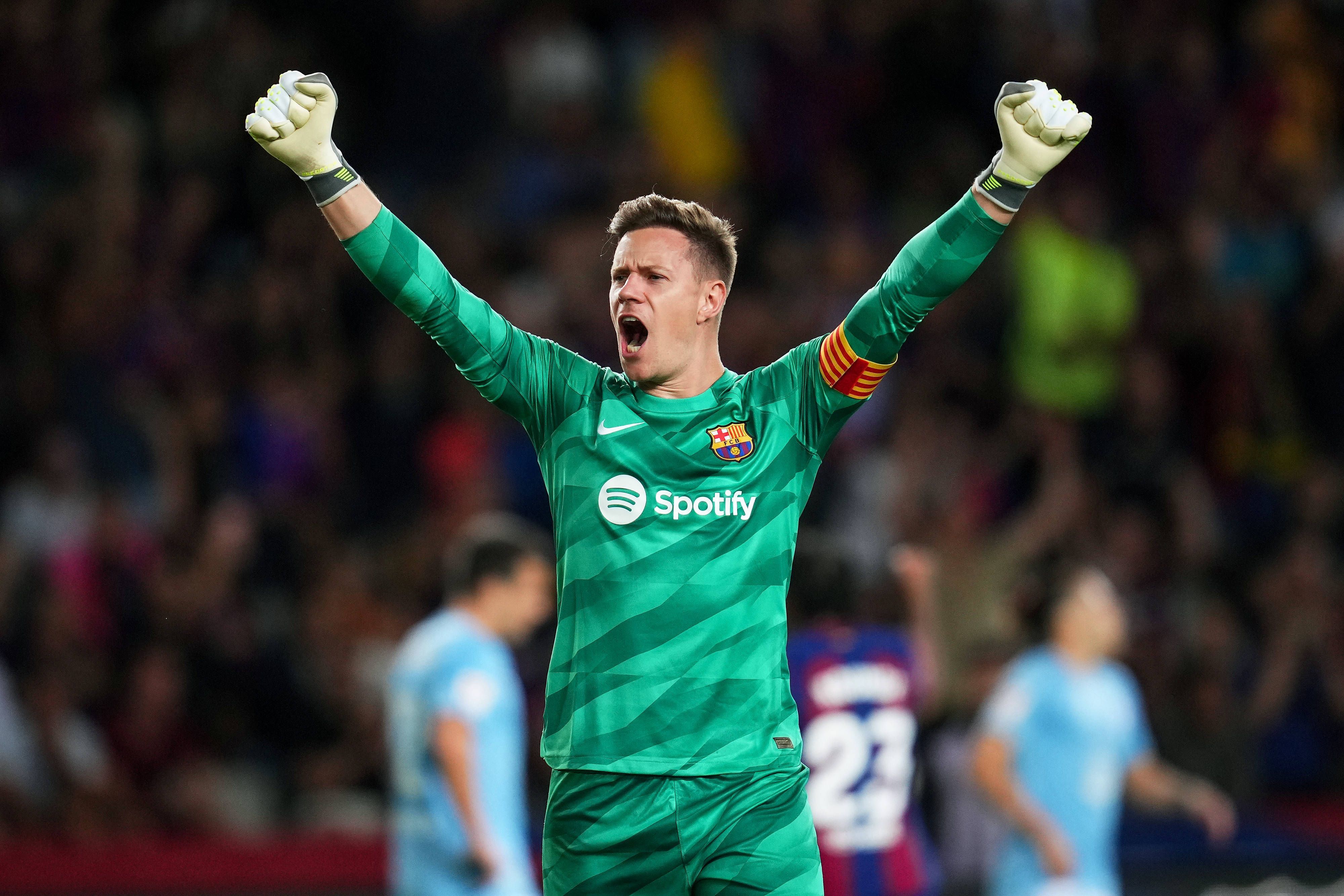 Marc-André ter Stegen jubelt im Trikot des FC Barcelona.