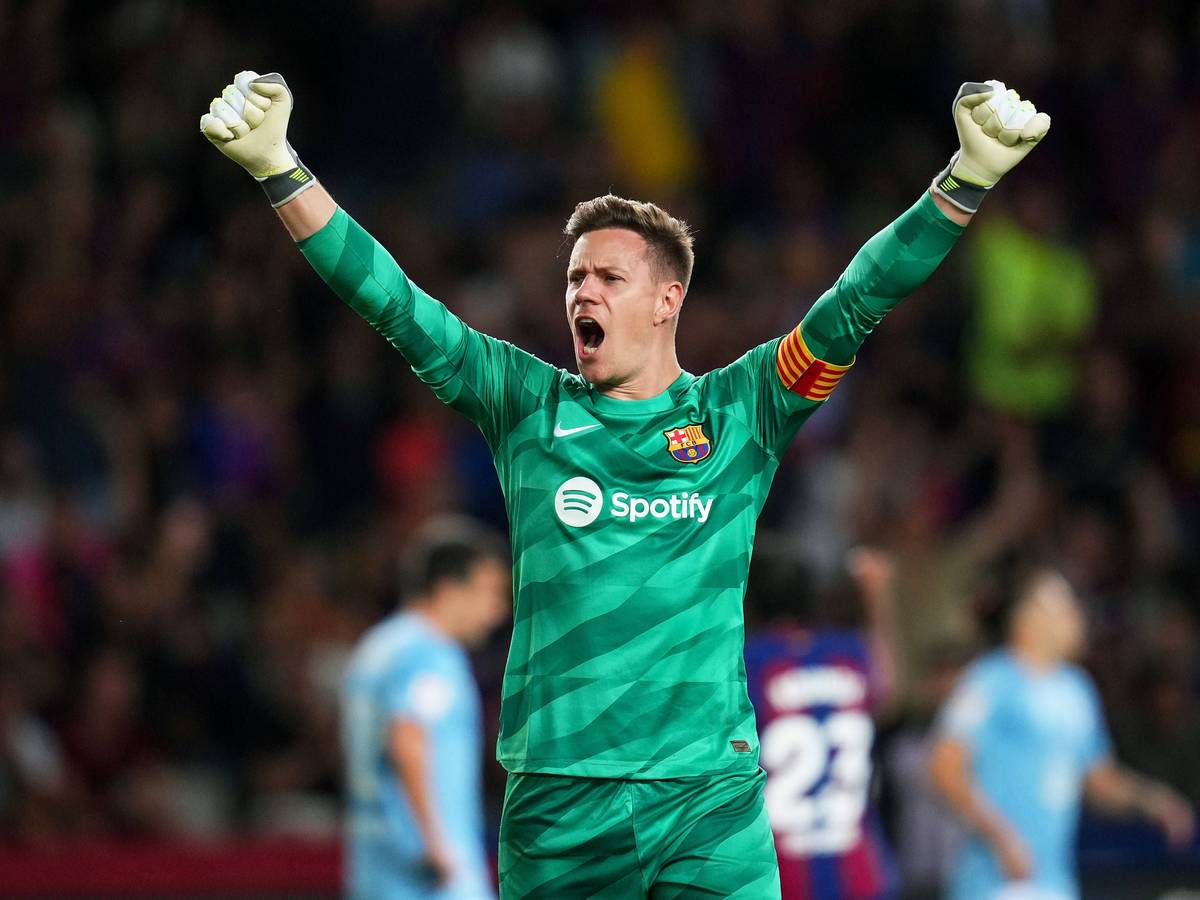 Marc-André ter Stegen jubelt im Trikot des FC Barcelona.