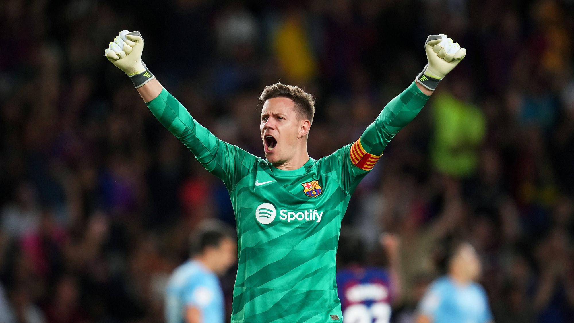 Marc-André ter Stegen jubelt im Trikot des FC Barcelona.