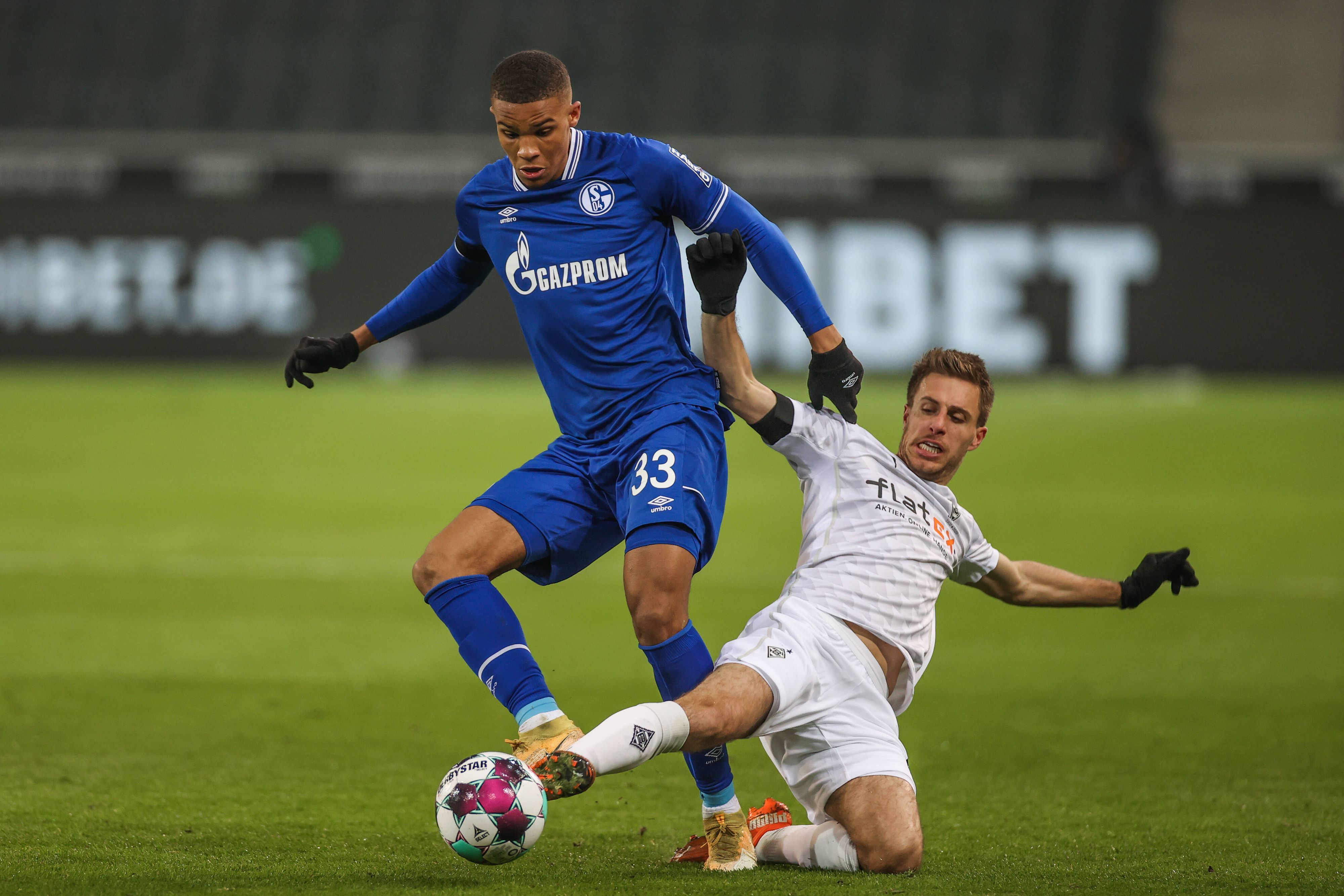 Malick Thiaw (l.) kämpft mit Patrick Herrmann um den Ball.
