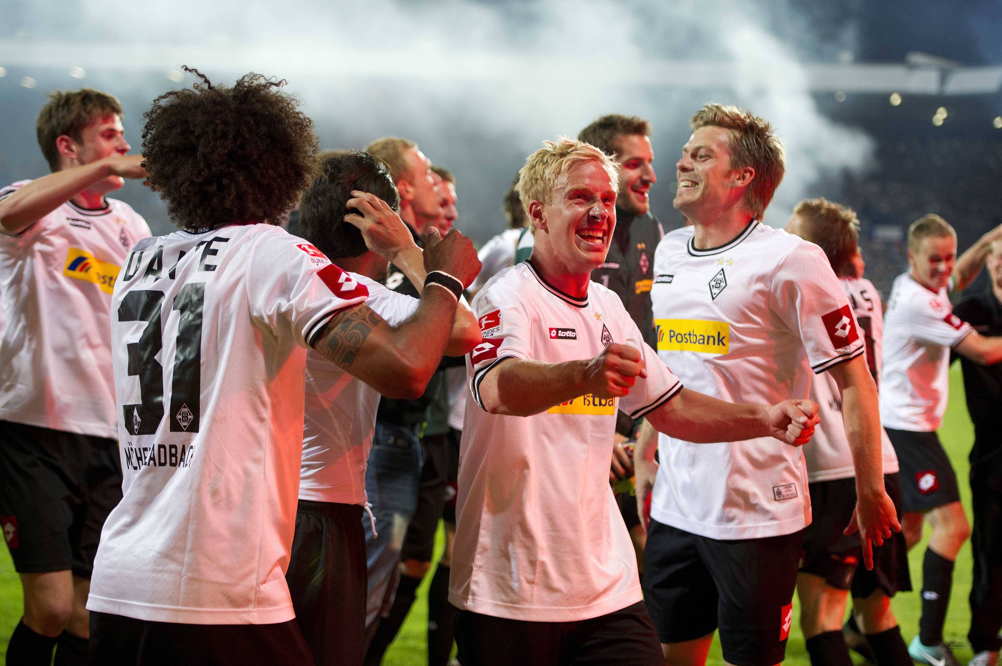 Spieler von Borussia Mönchengladbach jubeln mit den Fans nach dem Klassenerhalt in der Relegation.