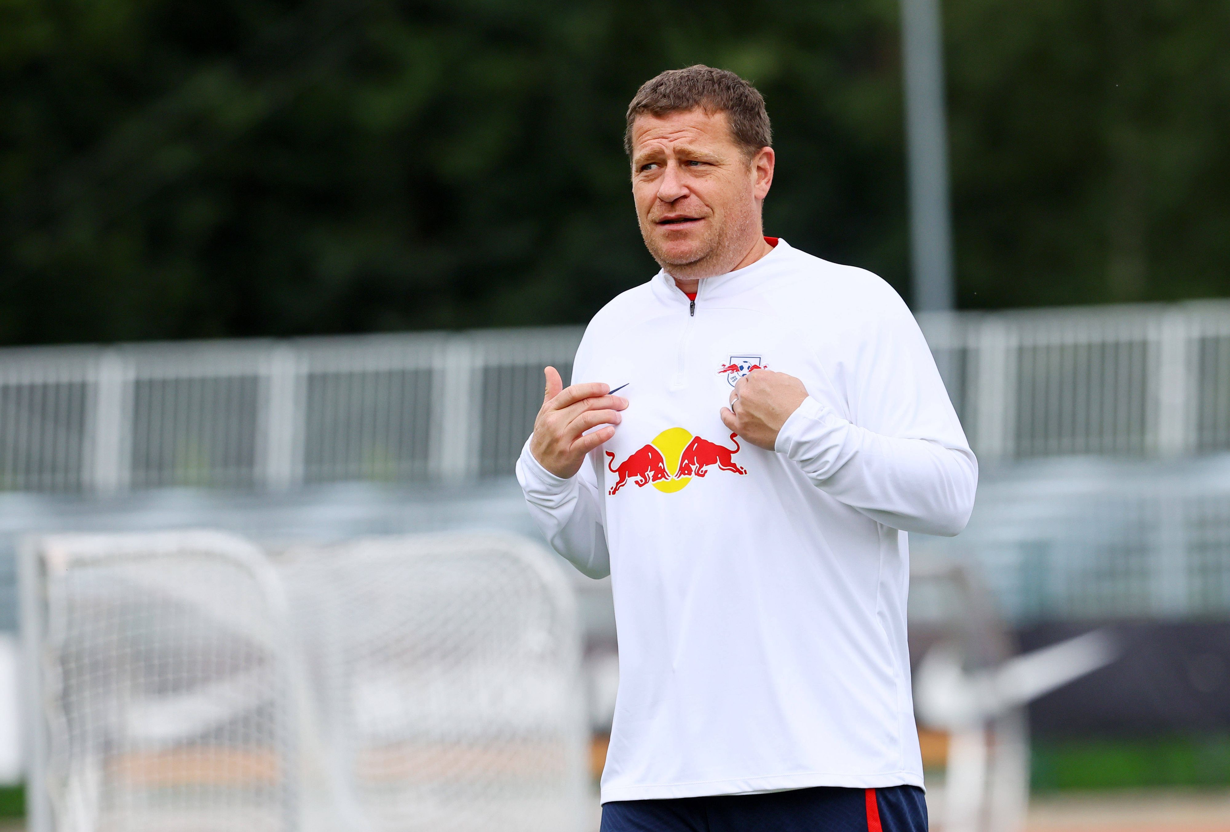 Max Eberl im Trainingsshirt von RB Leipzig.