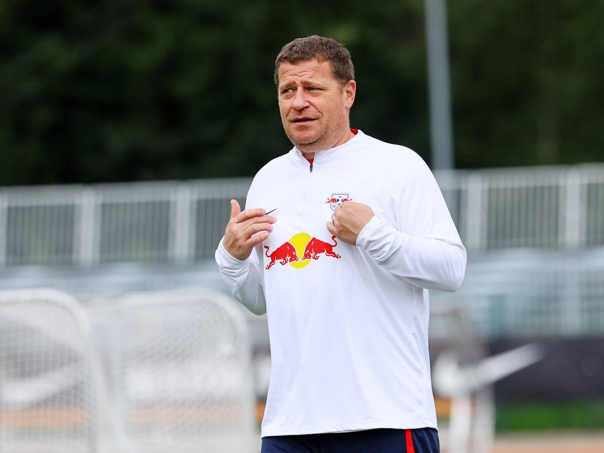 Max Eberl im Trainingsshirt von RB Leipzig.