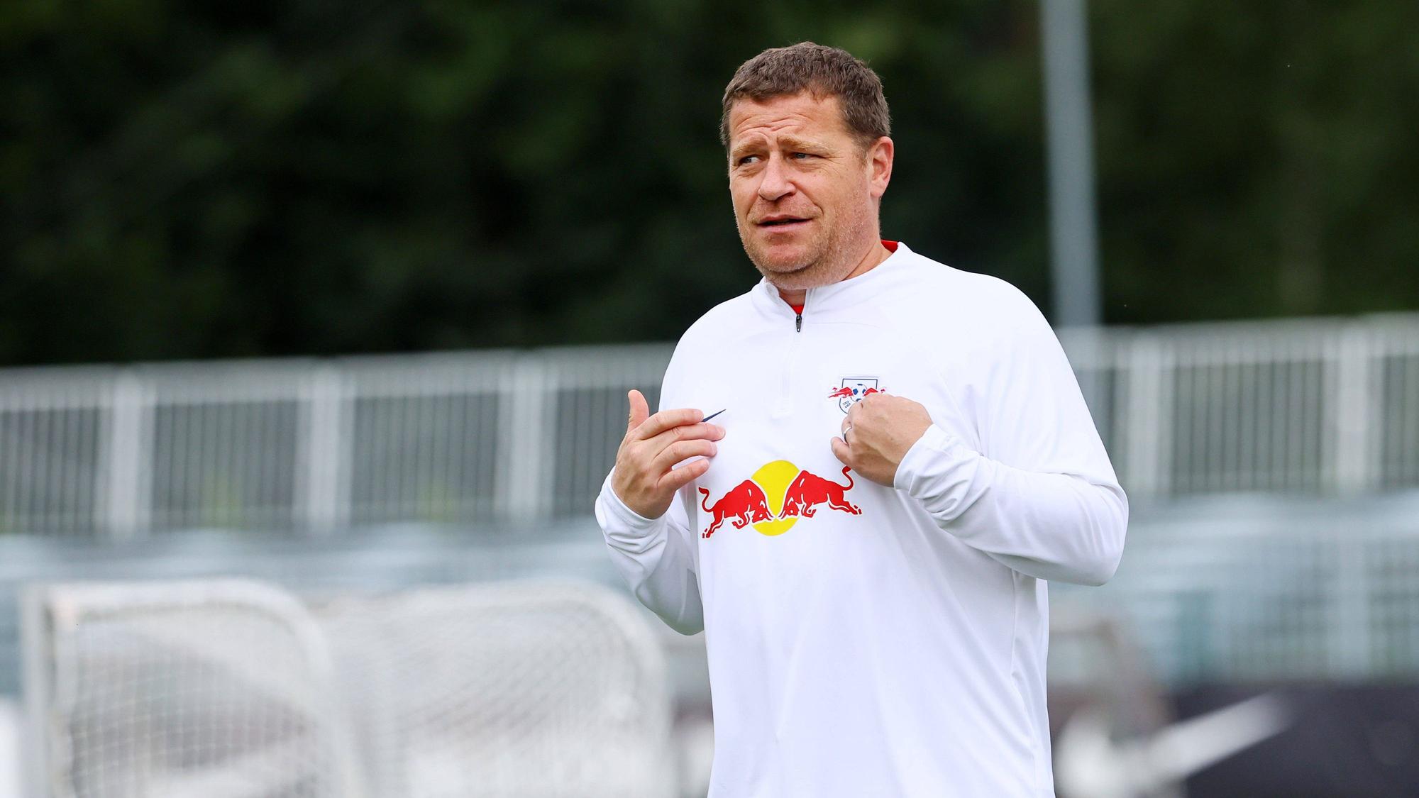 Max Eberl im Trainingsshirt von RB Leipzig.