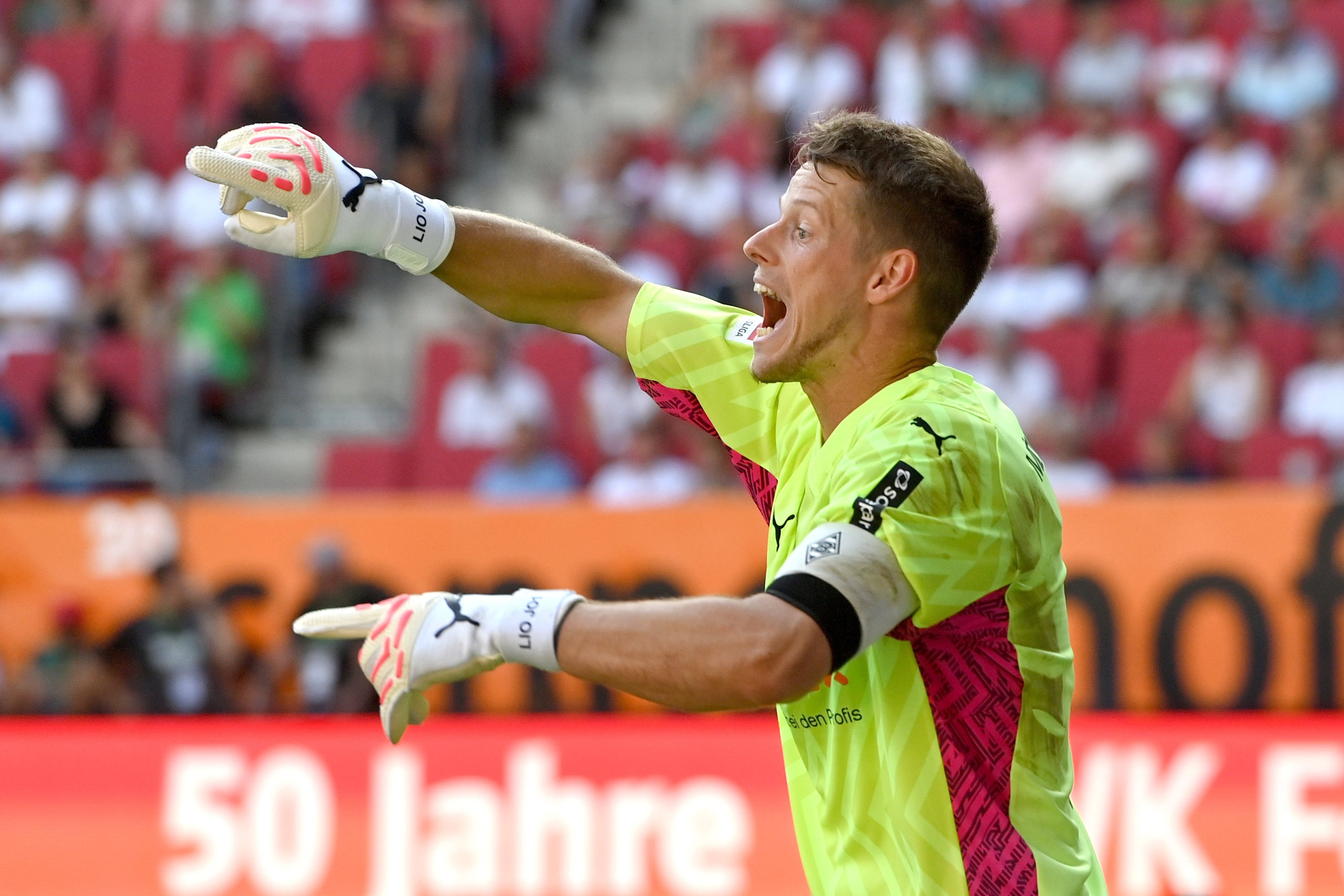 Jonas Omlin gibt Anweisungen.