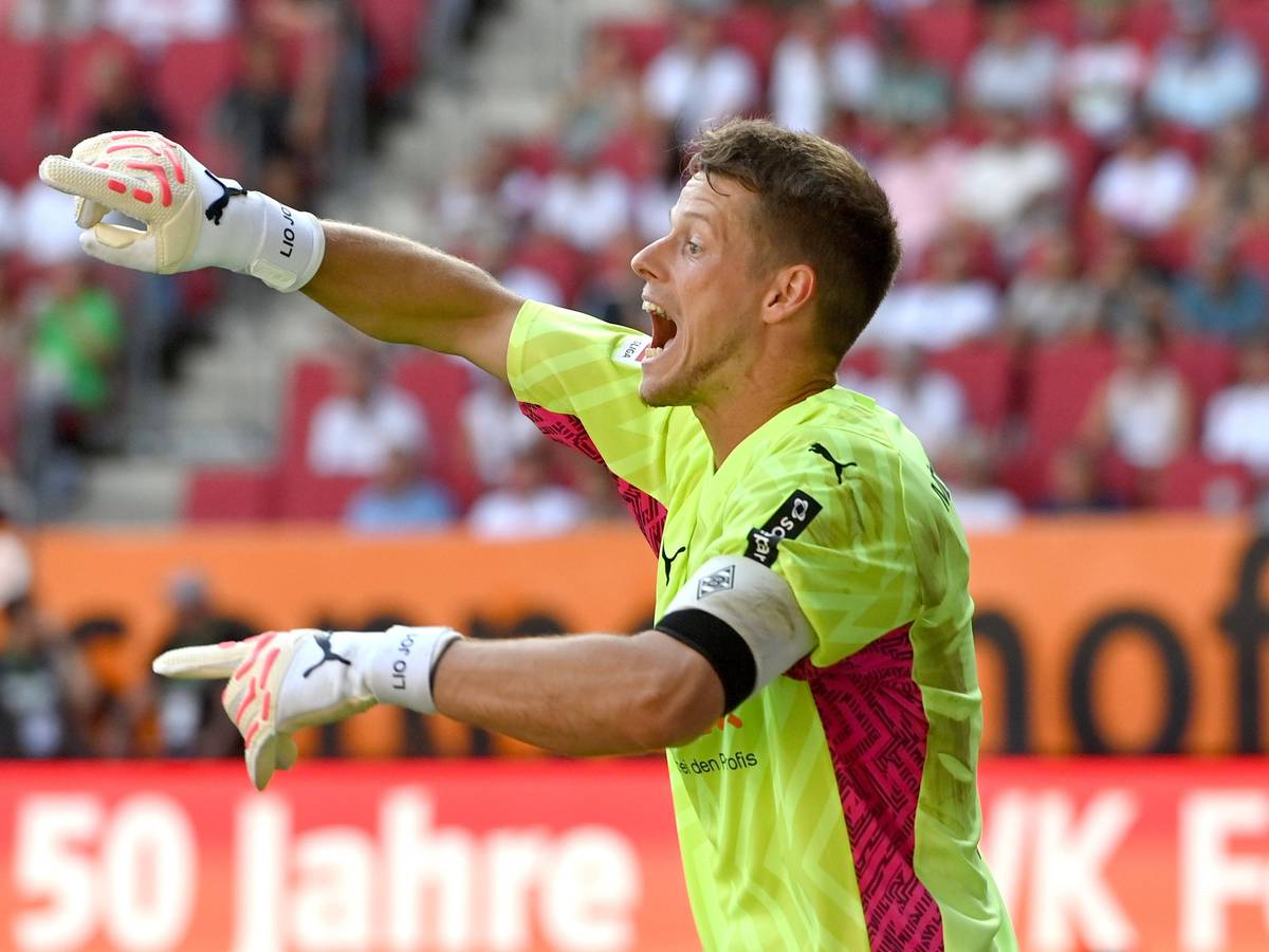 Jonas Omlin gestikuliert im Borussia-Spiel beim FC Augsburg.