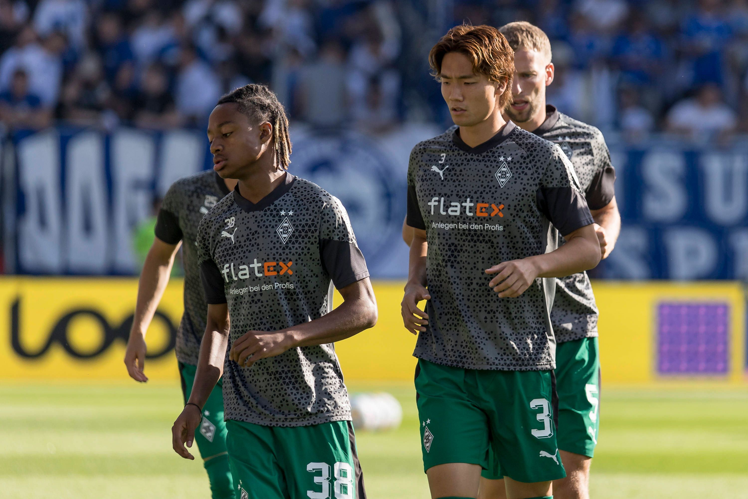 Yvandro Borges Sanches und Ko Itakura wärmen sich vor dem Spiel gegen den SV Darmstadt auf.