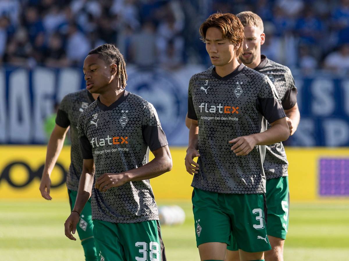 Yvandro Borges Sanches und Ko Itakura wärmen sich vor dem Spiel gegen den SV Darmstadt auf.