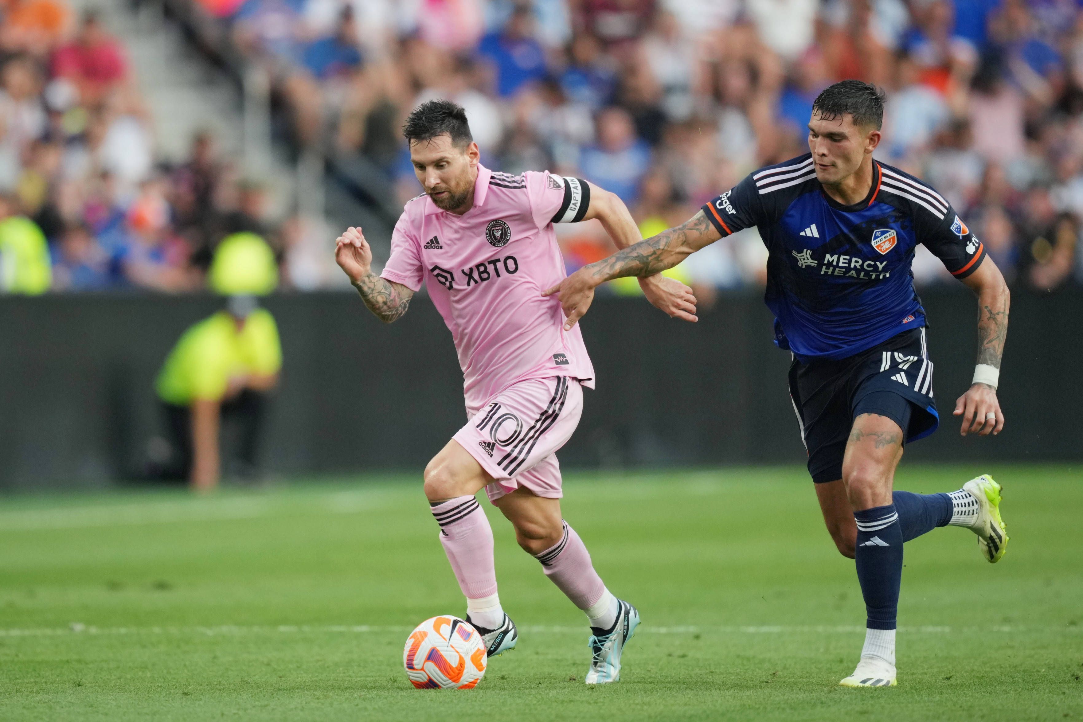 Lionel Messi läuft Brandon Vazquez davon.