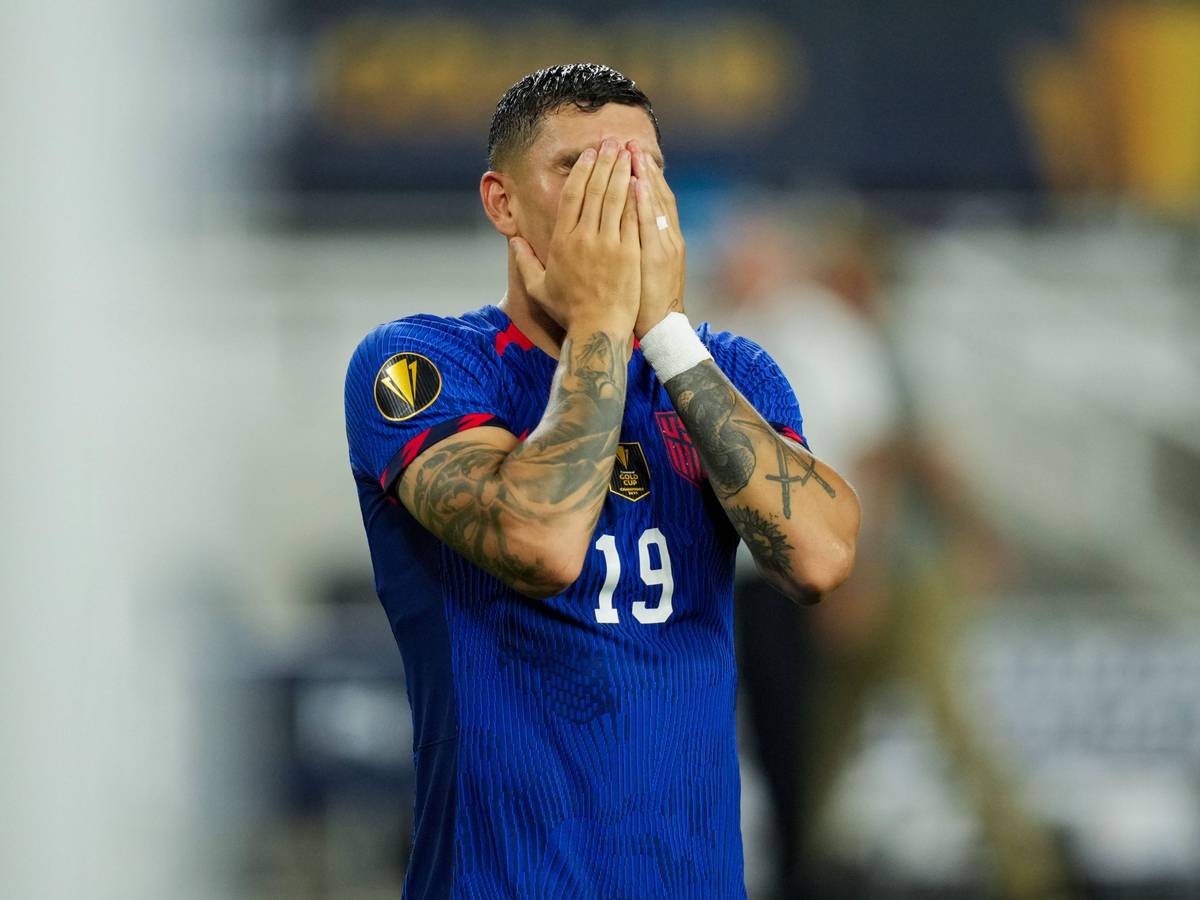 Brandon Vazquez hält sich die Hände vor das Gesicht.