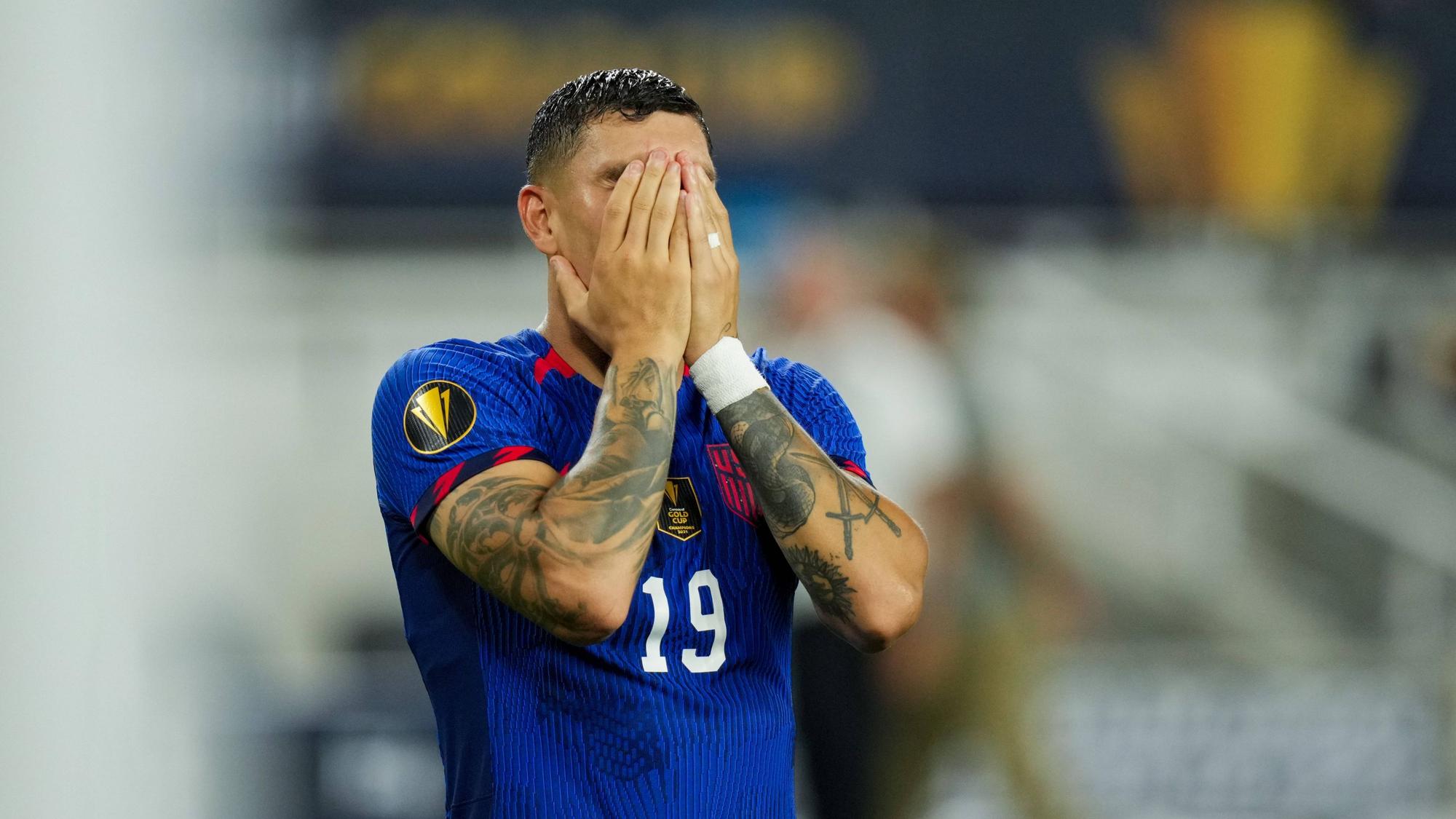 Brandon Vazquez hält sich die Hände vor das Gesicht.