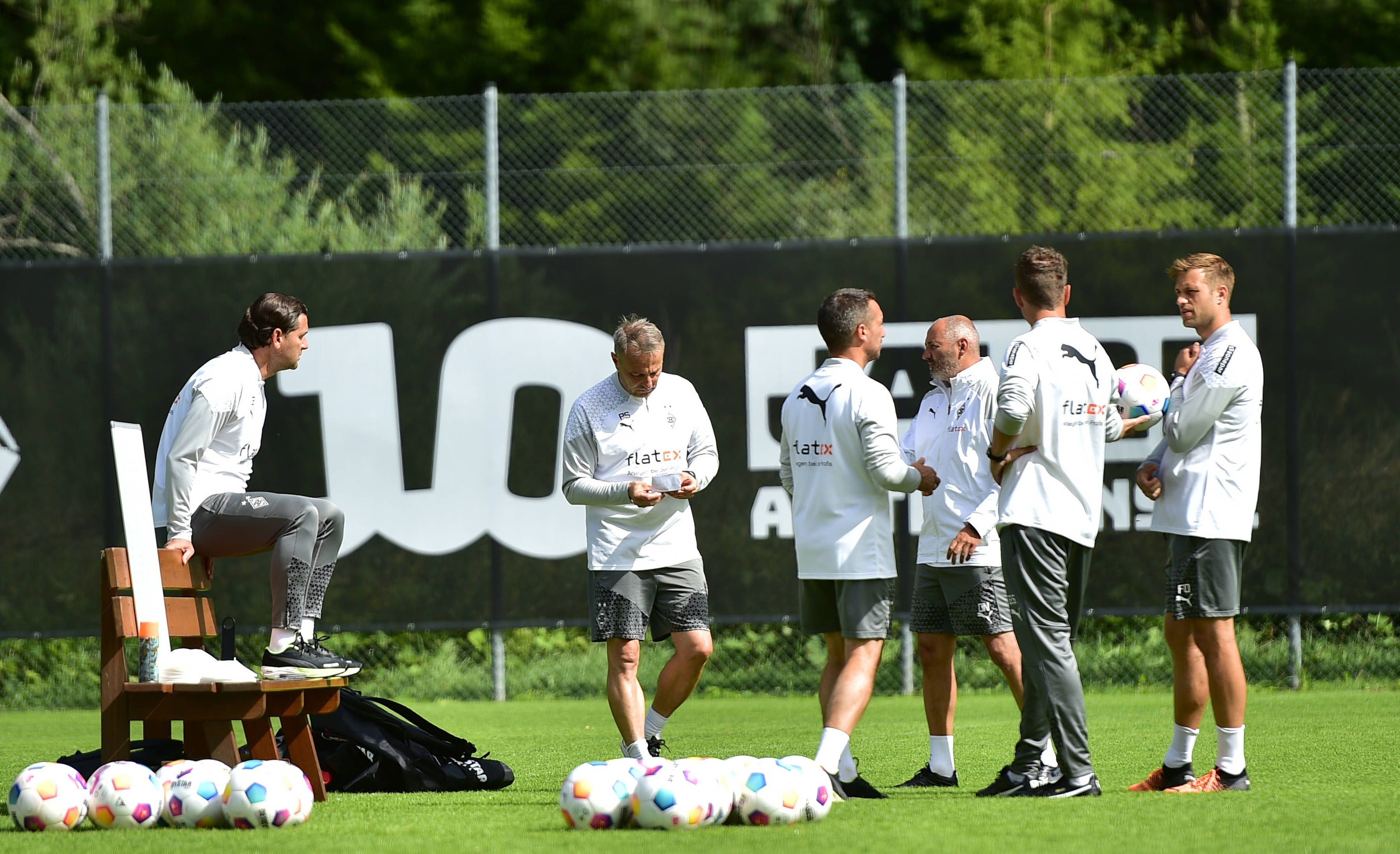 Der Borussia-Trainerstab im Austausch.