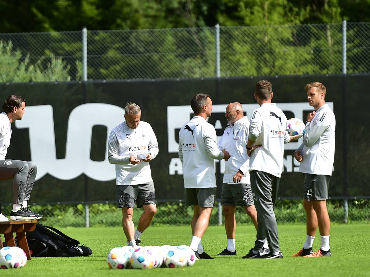 Der Borussia-Trainerstab im Austausch.