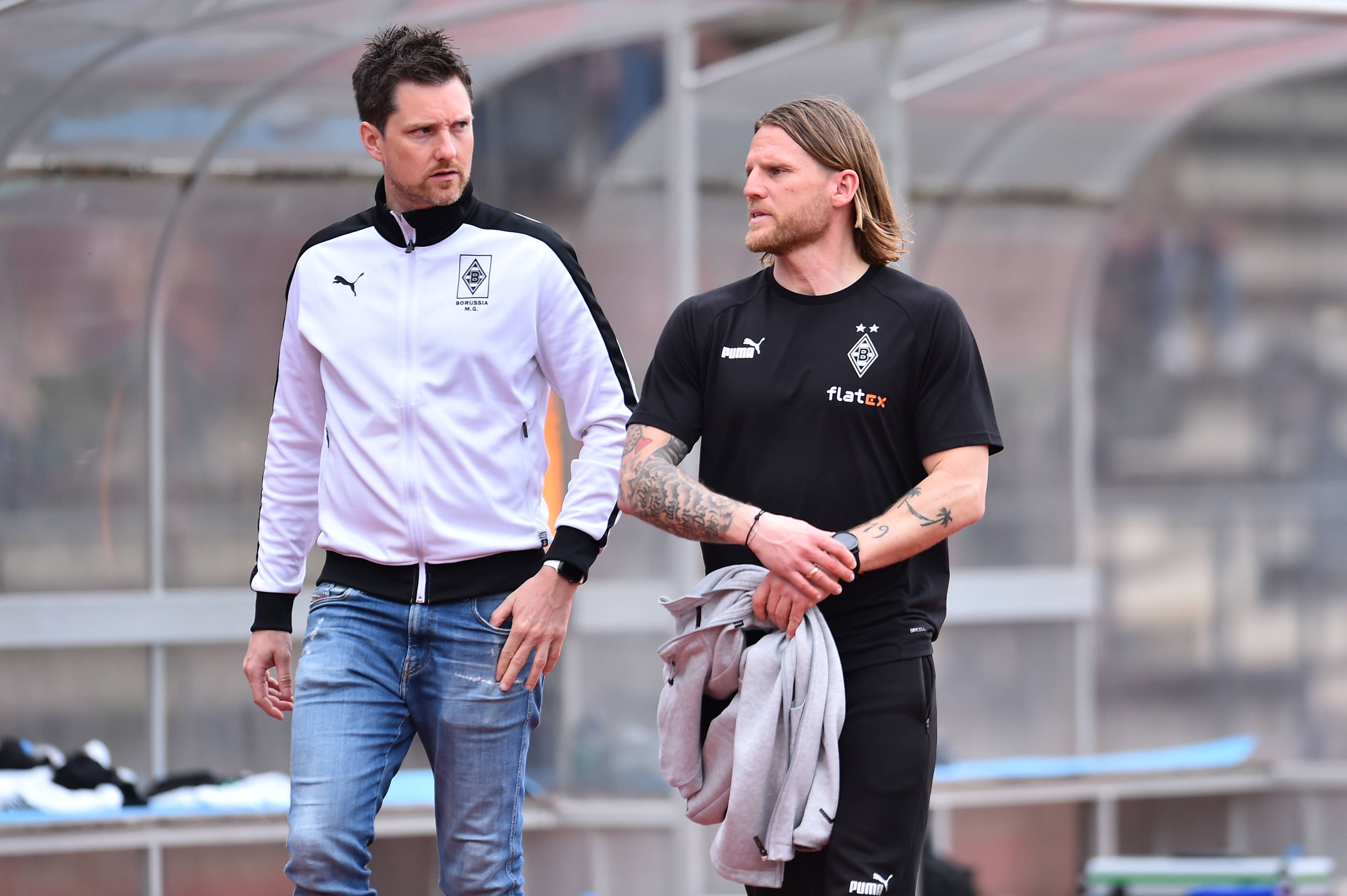 NLZ-Chef Mirko Sandmöller und U23-Coach Eugen Polanski von Borussia Mönchengladbach unterhalten sich vor dem Spiel gegen den 1. FC Köln U21.