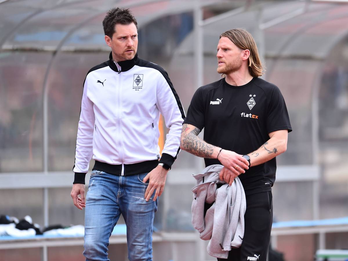 NLZ-Chef Mirko Sandmöller und U23-Coach Eugen Polanski von Borussia Mönchengladbach unterhalten sich vor dem Spiel gegen den 1. FC Köln U21.