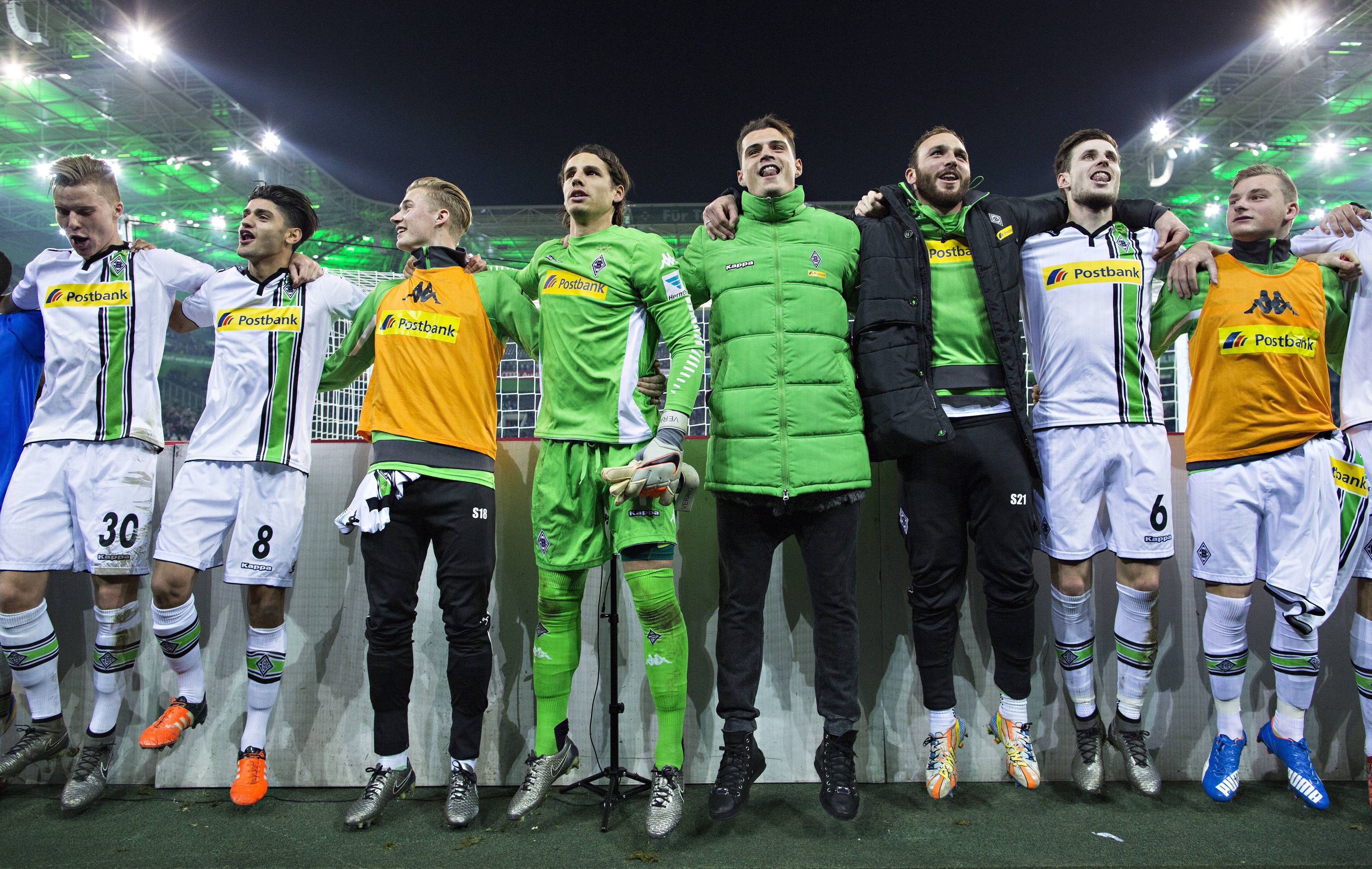 Spieler von Borussia Mönchengladbach hüpfen nach einem Heimsieg vor der Nordkurve.
