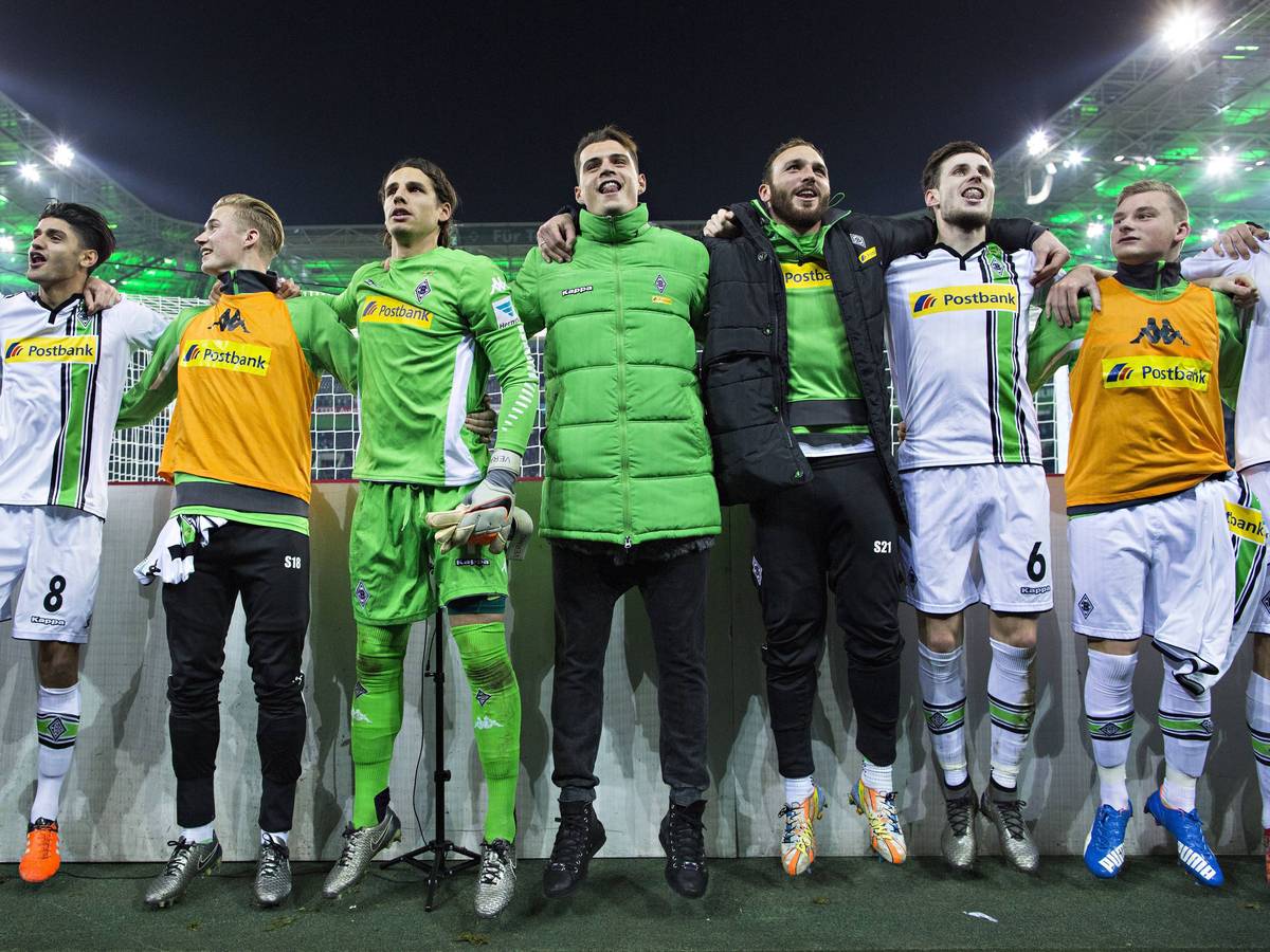 Spieler von Borussia Mönchengladbach hüpfen nach einem Heimsieg vor der Nordkurve.