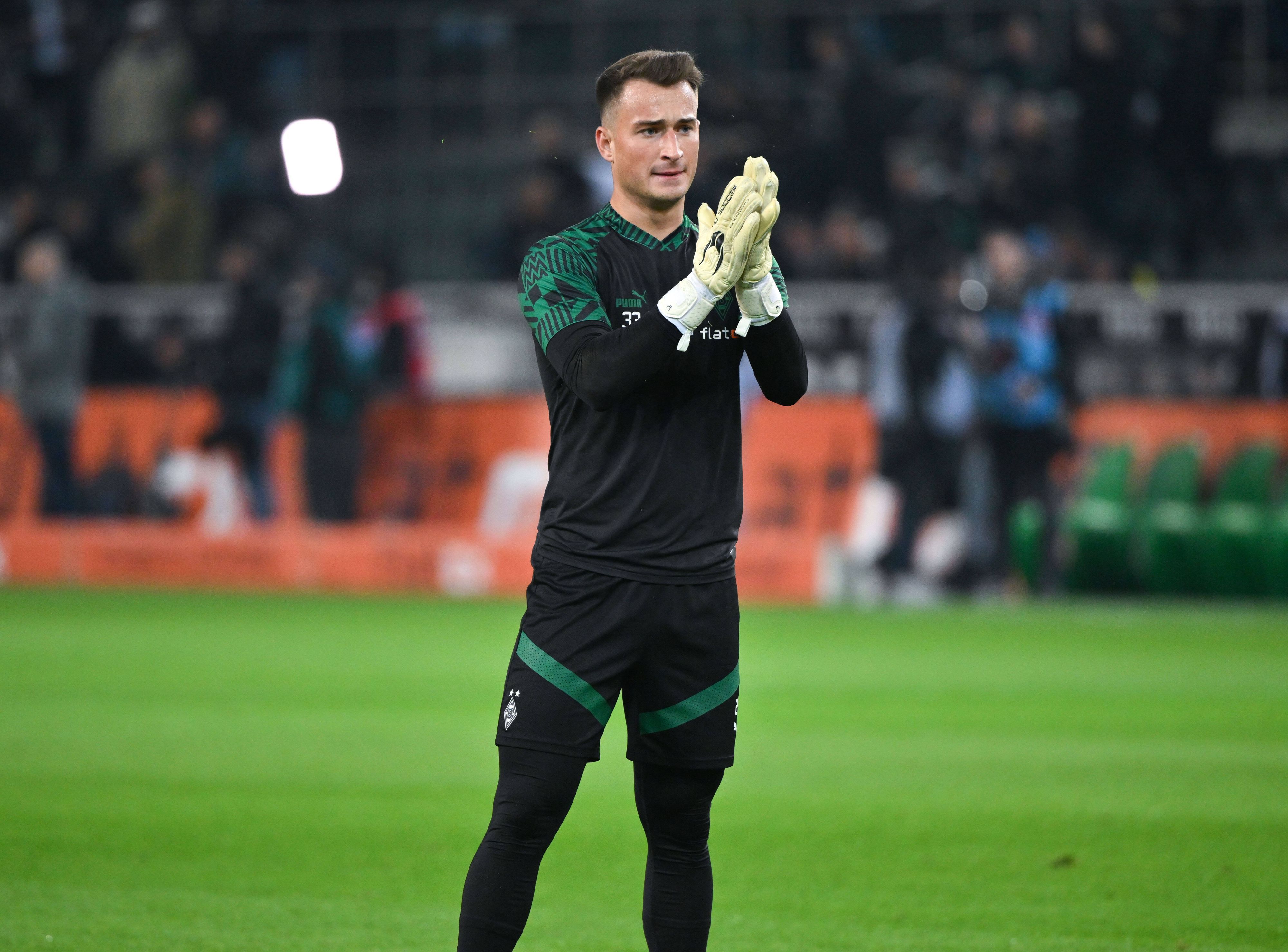 Maximilian Brüll applaudiert den Borussia-Fans in der Nordkurve.