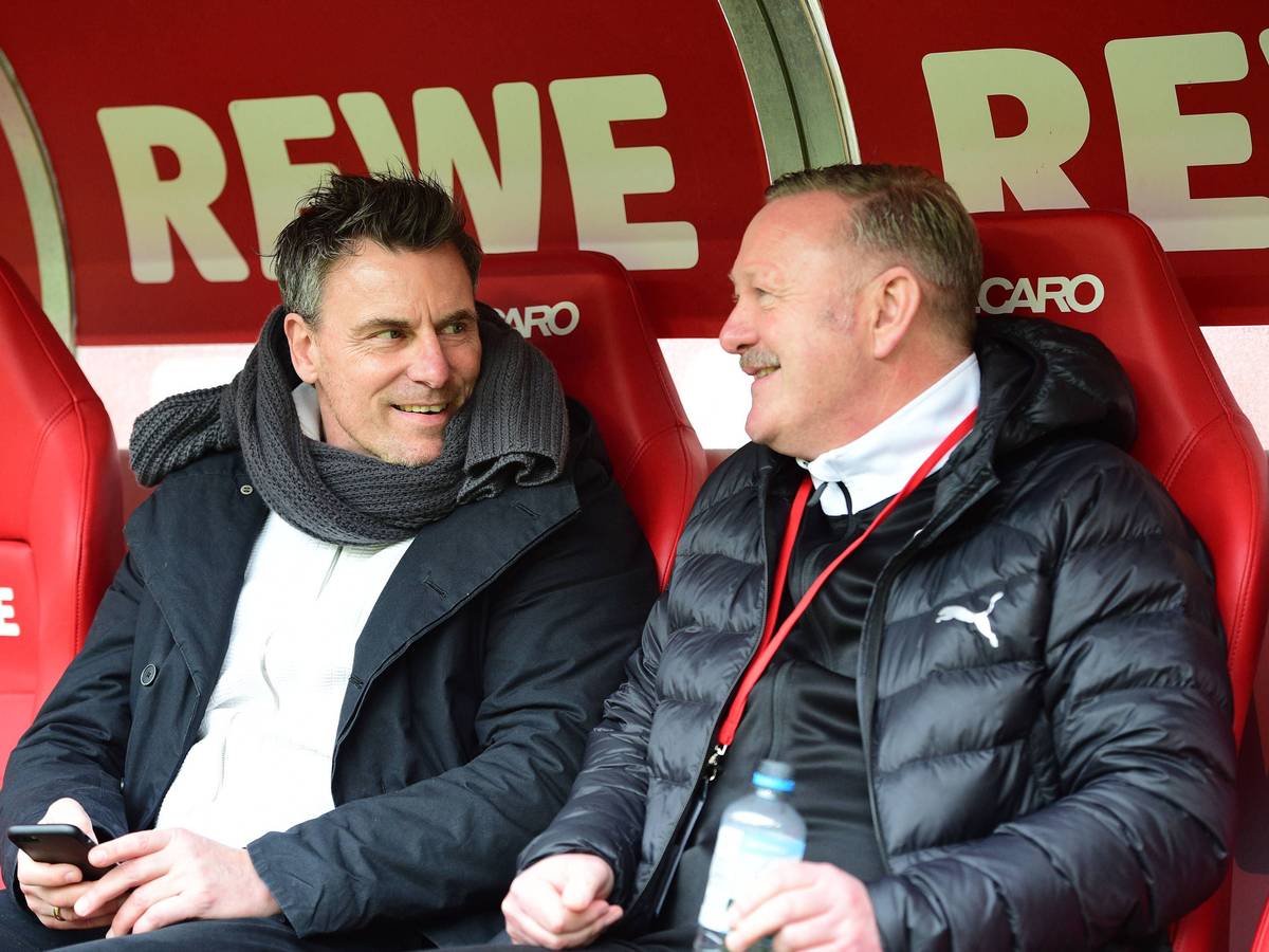 Steffen Korell und Roland Virkus sitzen auf der Ersatzbank in Köln.