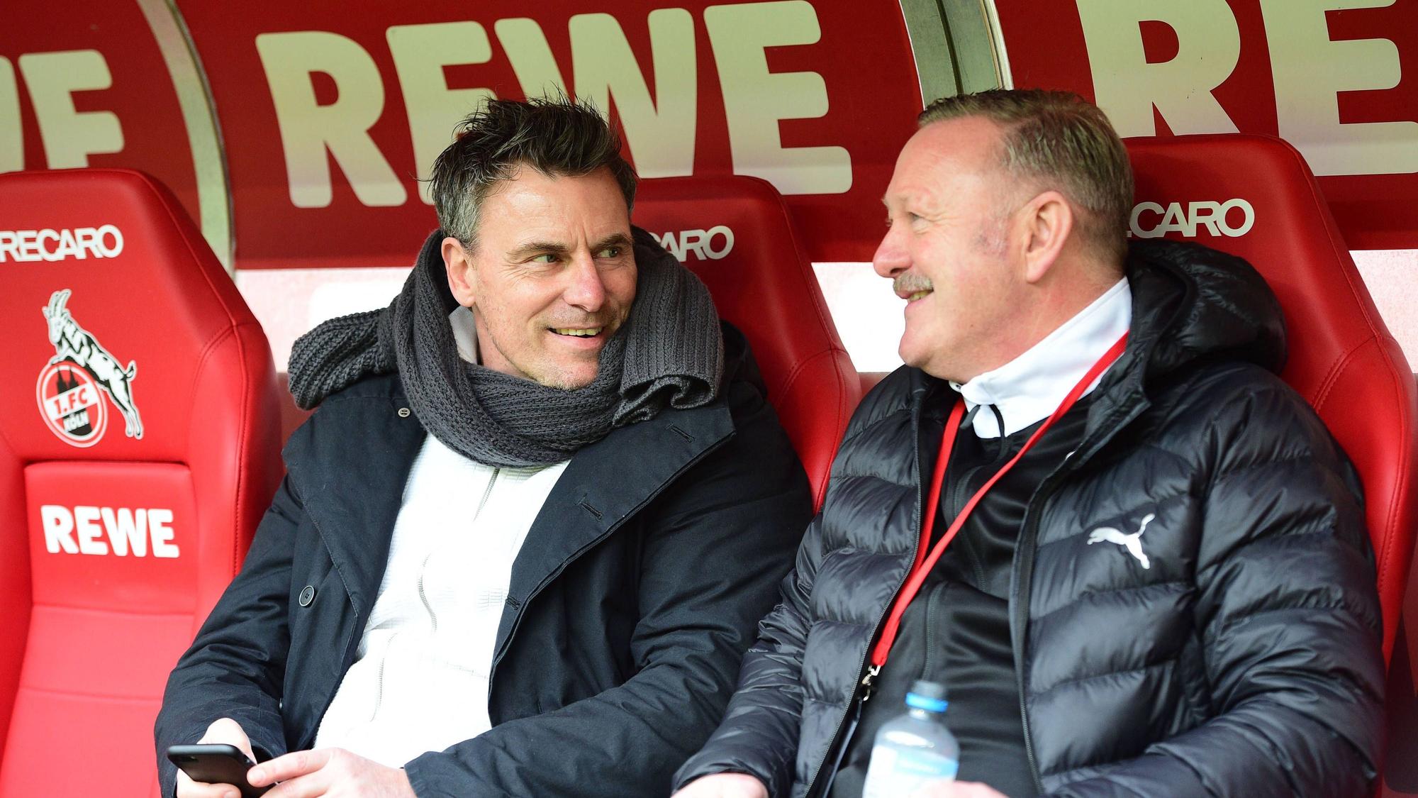 Steffen Korell und Roland Virkus sitzen auf der Ersatzbank in Köln.