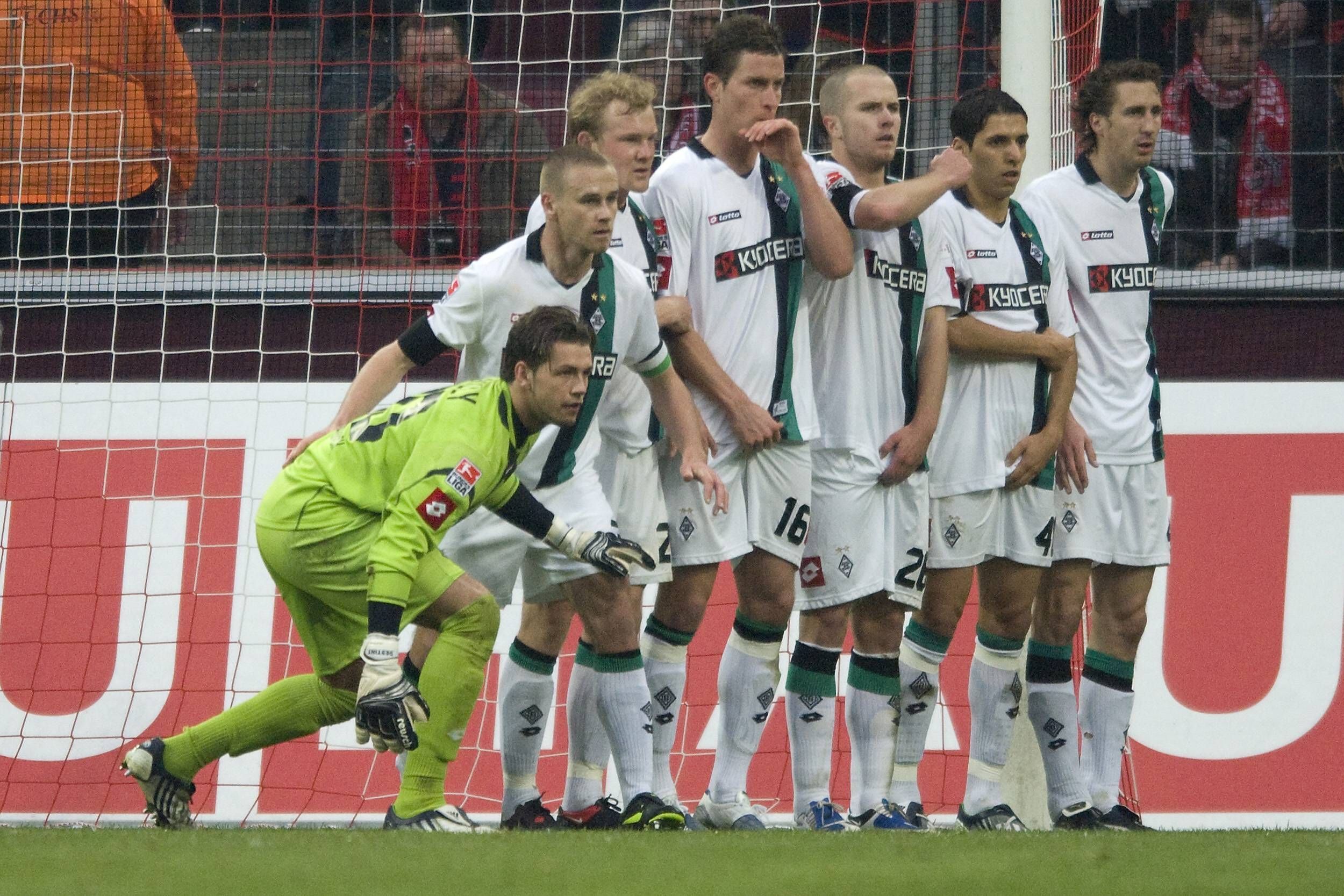 Die Borussia-Spieler verteidigen im Derby am 14. März 2009 einen indirekten Freistoß der Kölner.