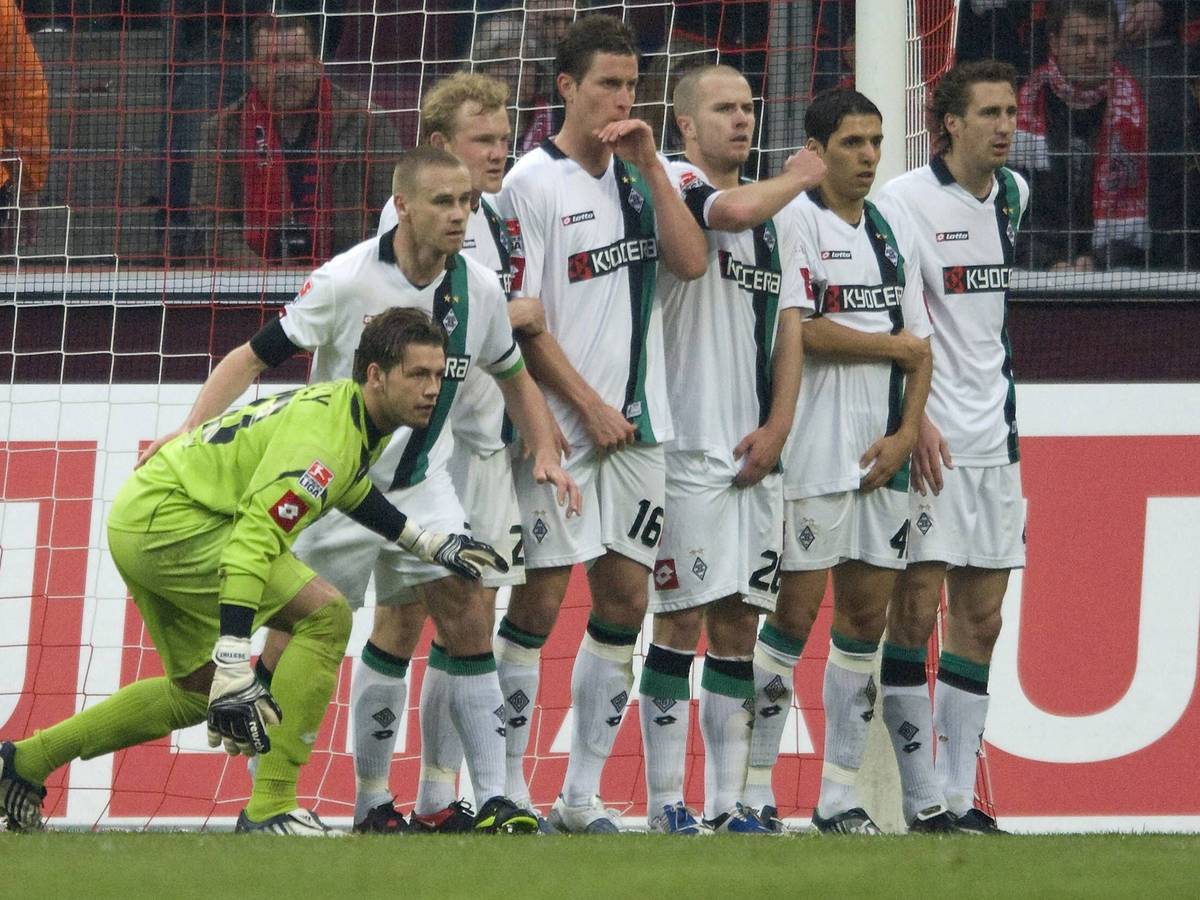 Die Borussia-Spieler verteidigen im Derby am 14. März 2009 einen indirekten Freistoß der Kölner.