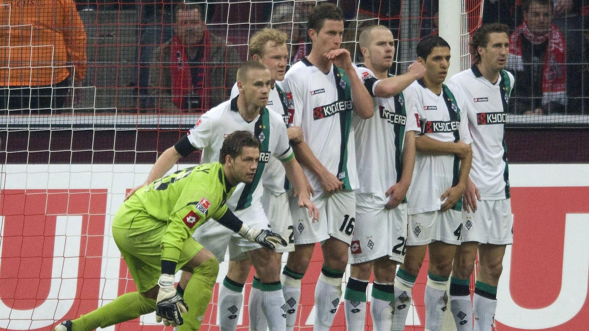 Die Borussia-Spieler verteidigen im Derby am 14. März 2009 einen indirekten Freistoß der Kölner.