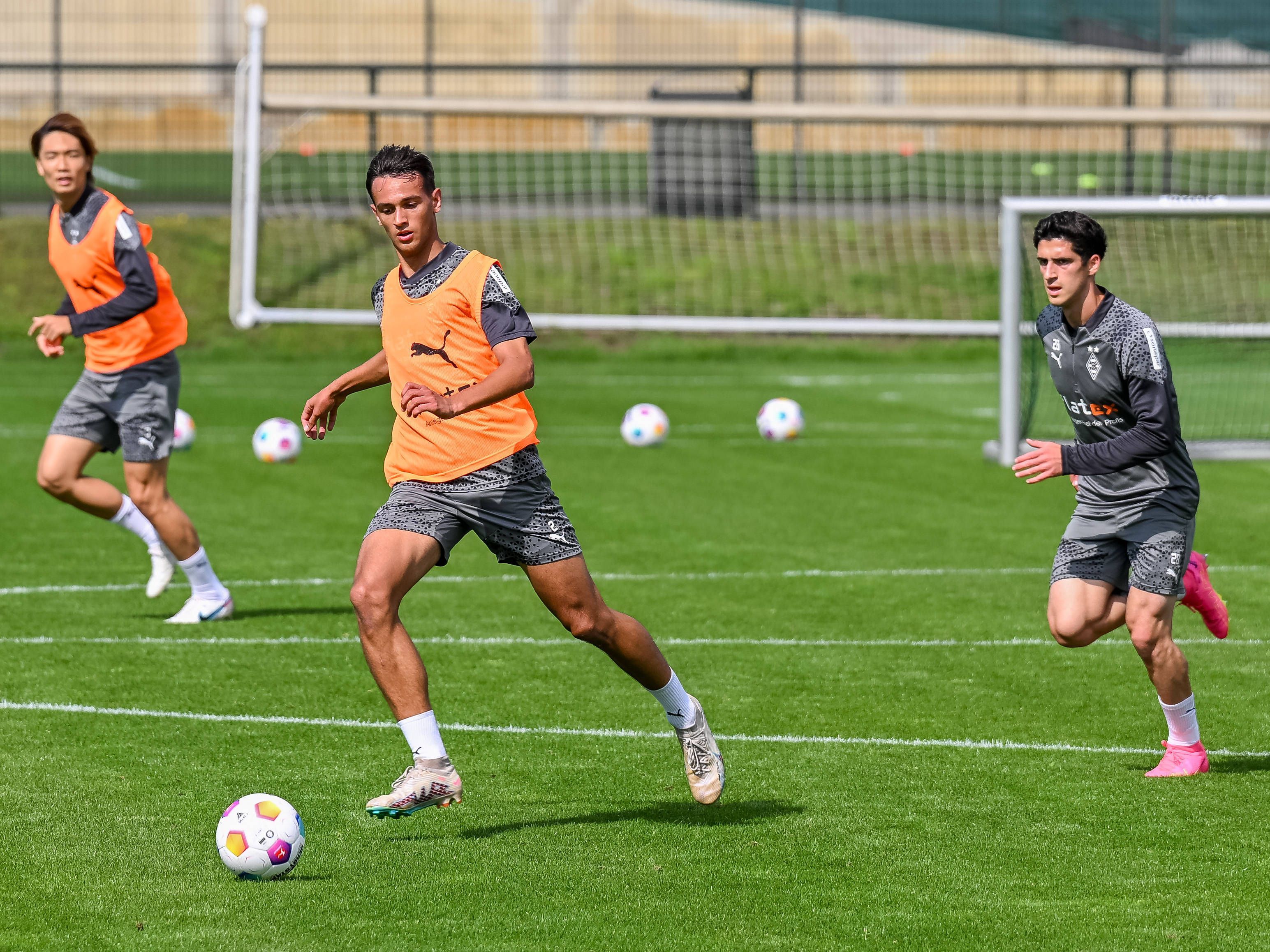 Fabia Chiarodia im Zweikampf mit Grant-Leon Ranos auf dem Trainingsgelände von Borussia Mönchengladbach.