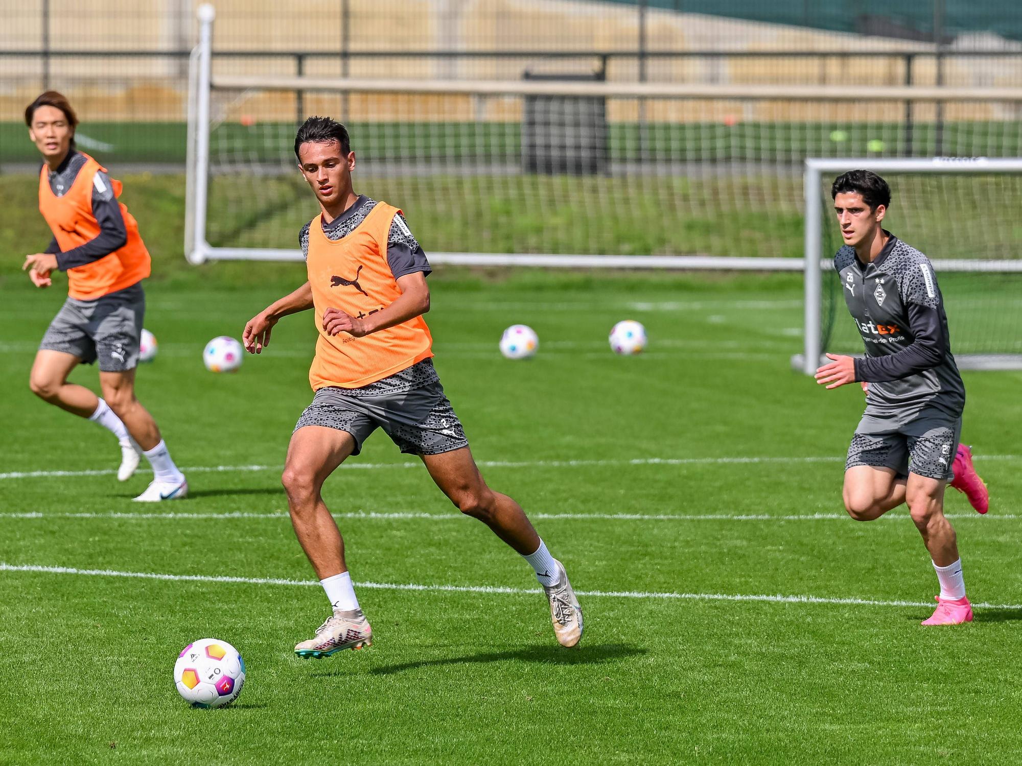 Fabia Chiarodia im Zweikampf mit Grant-Leon Ranos auf dem Trainingsgelände von Borussia Mönchengladbach.
