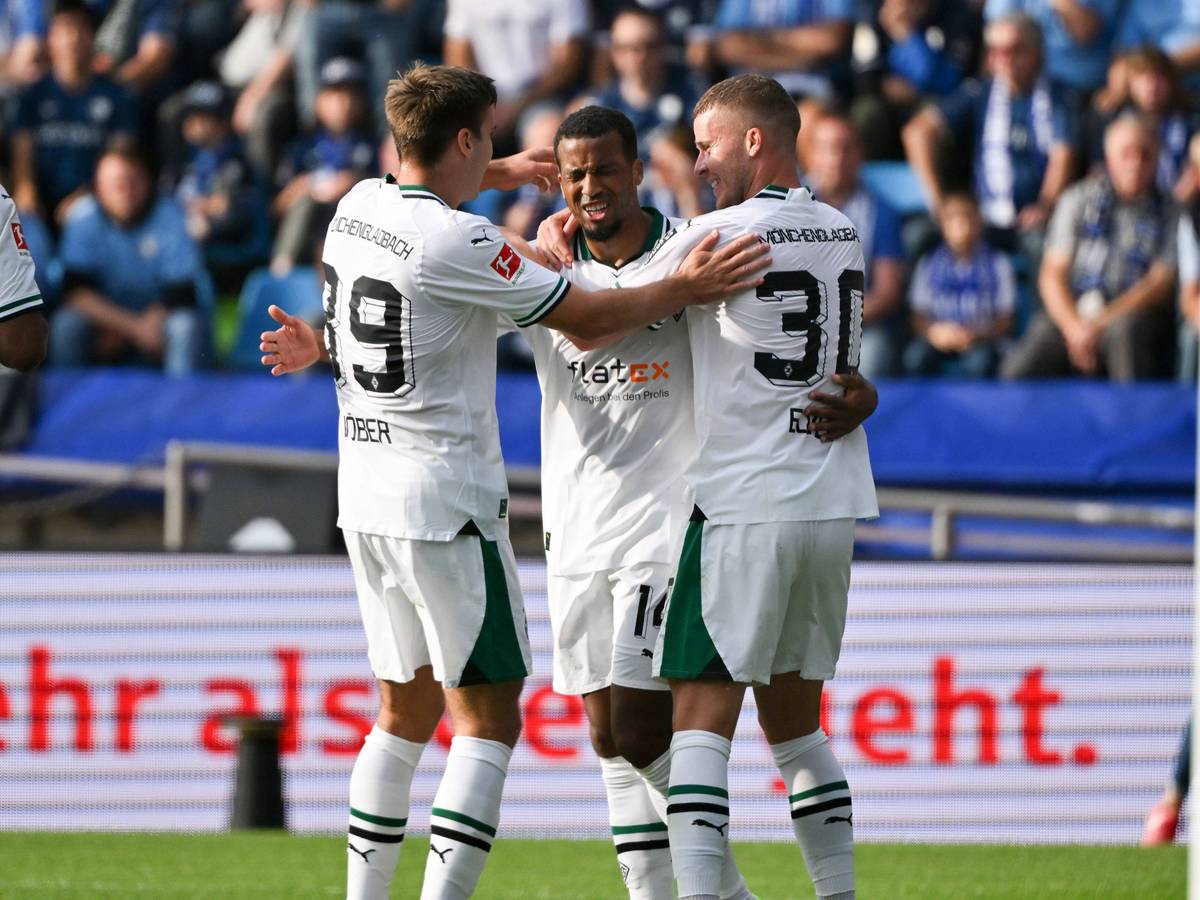 Maximilian Wöber und Nico Elvedi von Borussia Mönchengladbach gratulieren dem Torschützen Alassane Plea beim Spiel gegen den VfL Bochum.