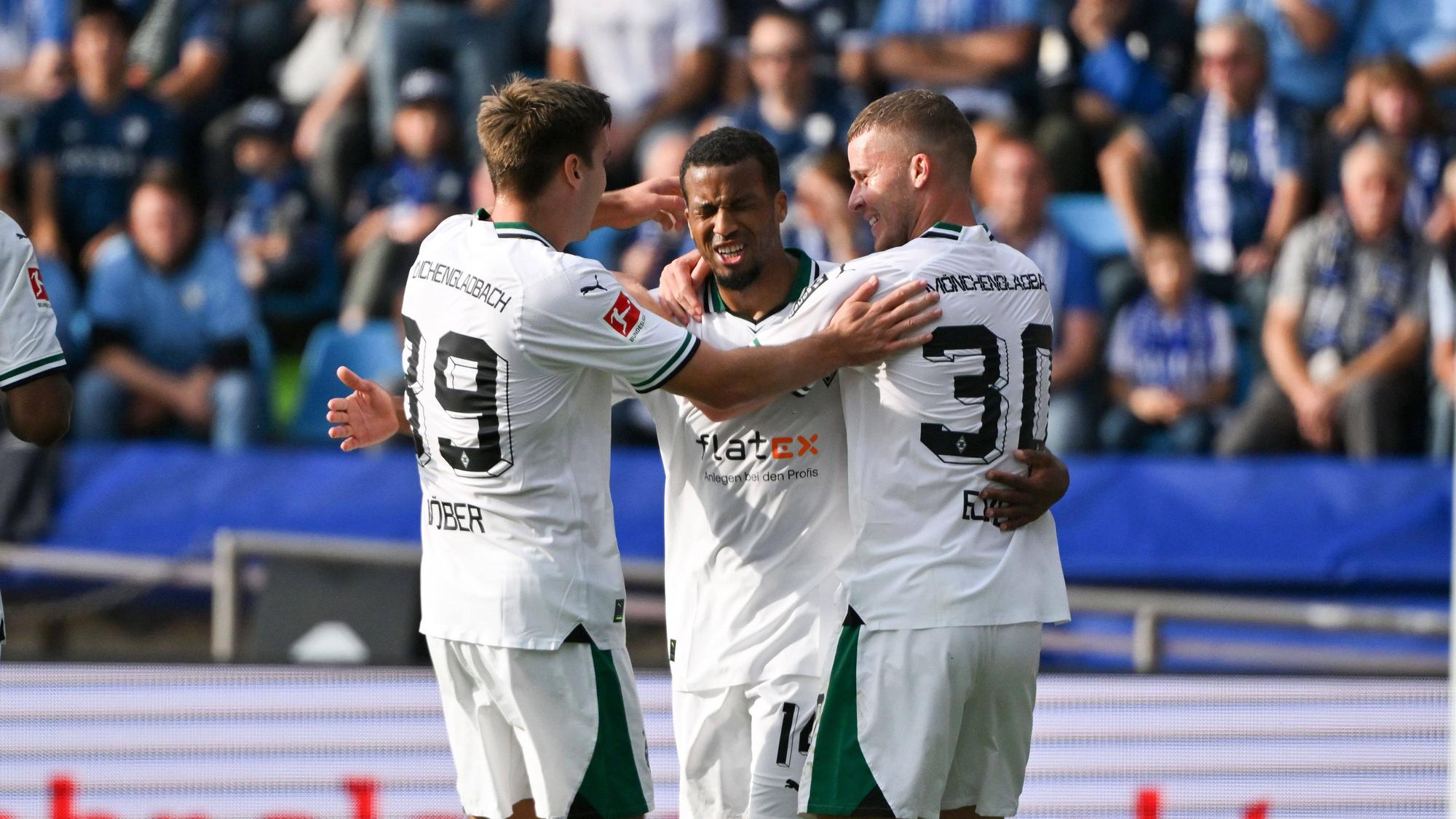 Maximilian Wöber und Nico Elvedi von Borussia Mönchengladbach gratulieren dem Torschützen Alassane Plea beim Spiel gegen den VfL Bochum.