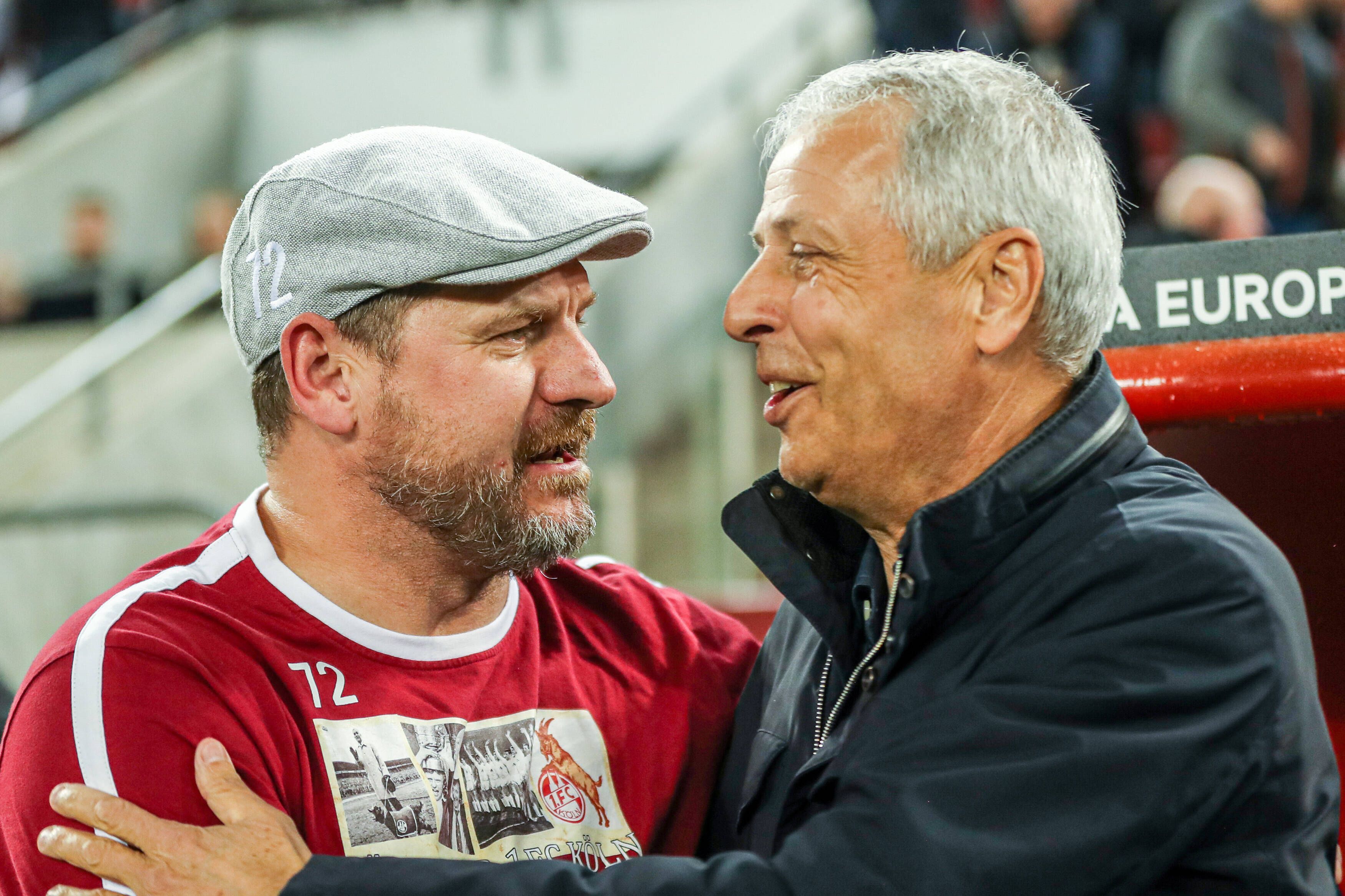 Lucien Favre und Steffen Baumgart begrüßen sich.