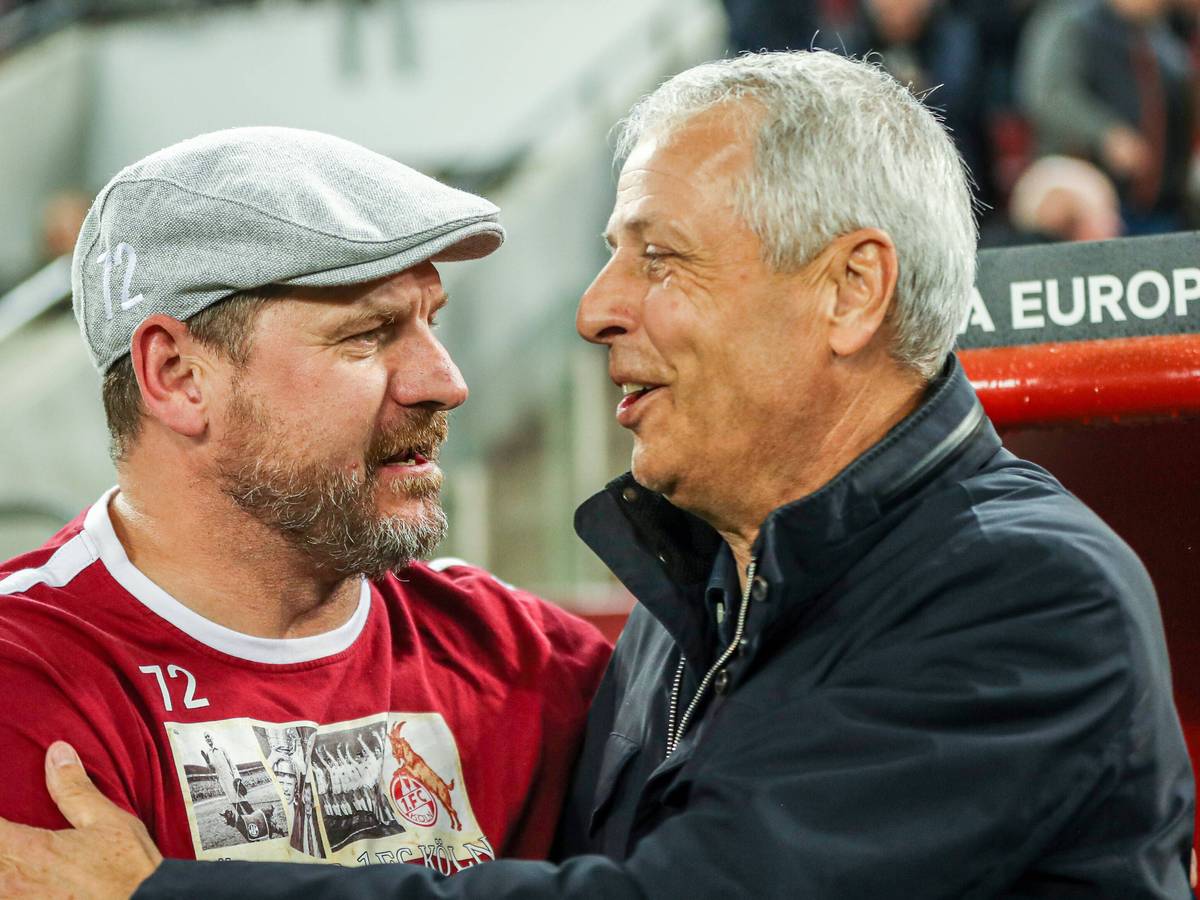 Lucien Favre und Steffen Baumgart begrüßen sich.