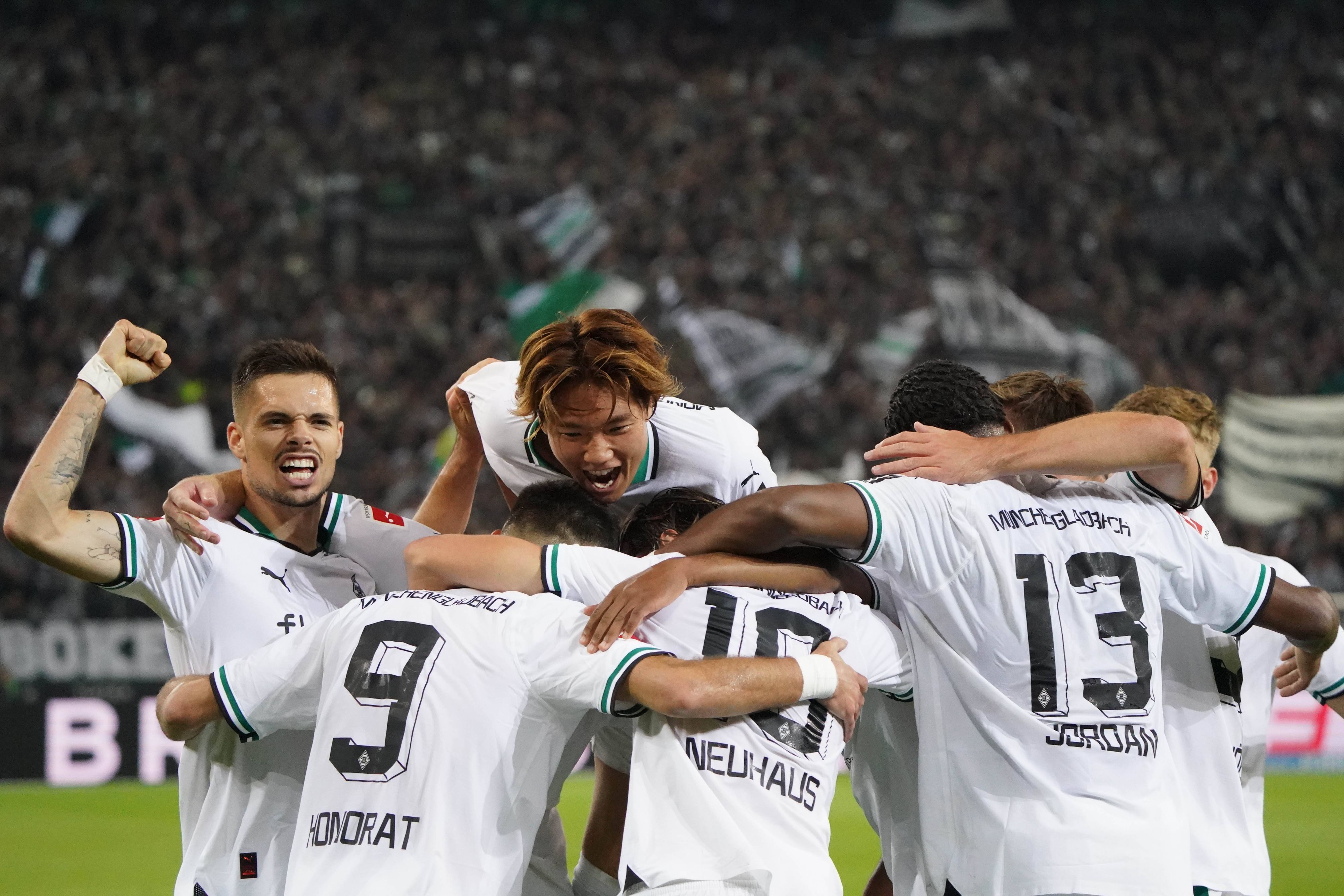 Die Borussia-Spieler feiern einen Treffer im Spiel gegen Mainz.