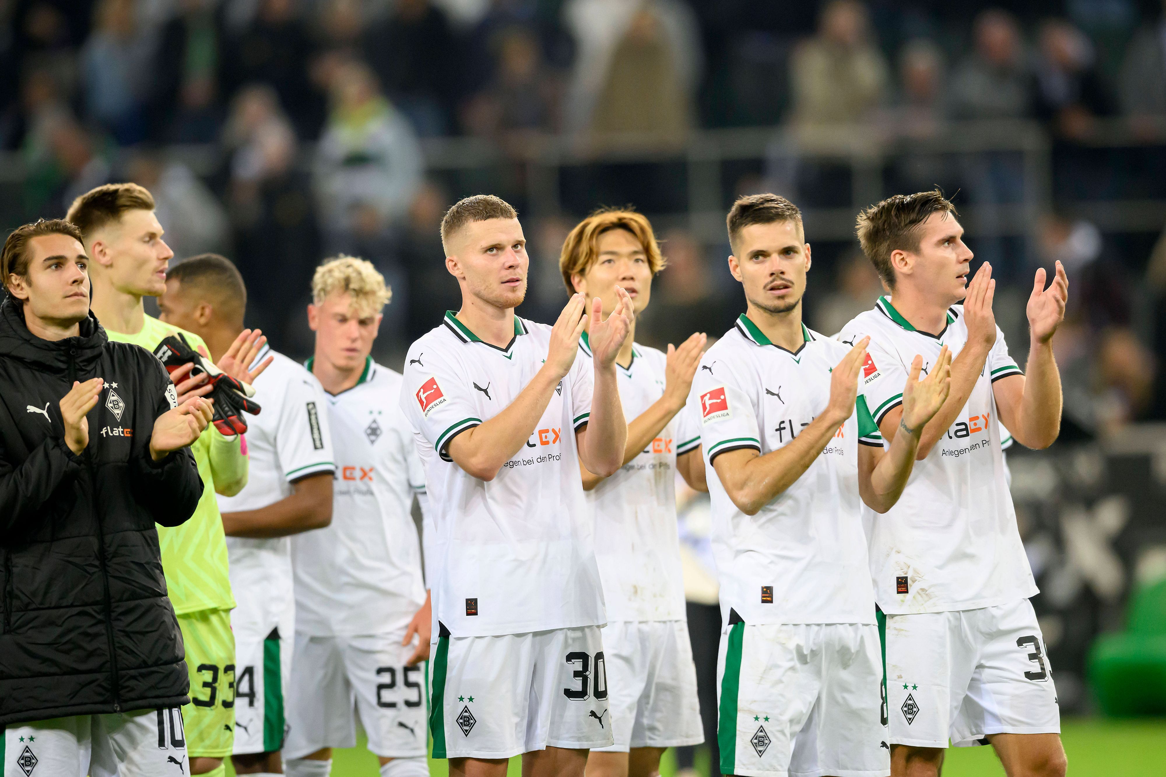 Die Borussia-Spieler applaudieren den Fans nach dem Spiel gegen Mainz.