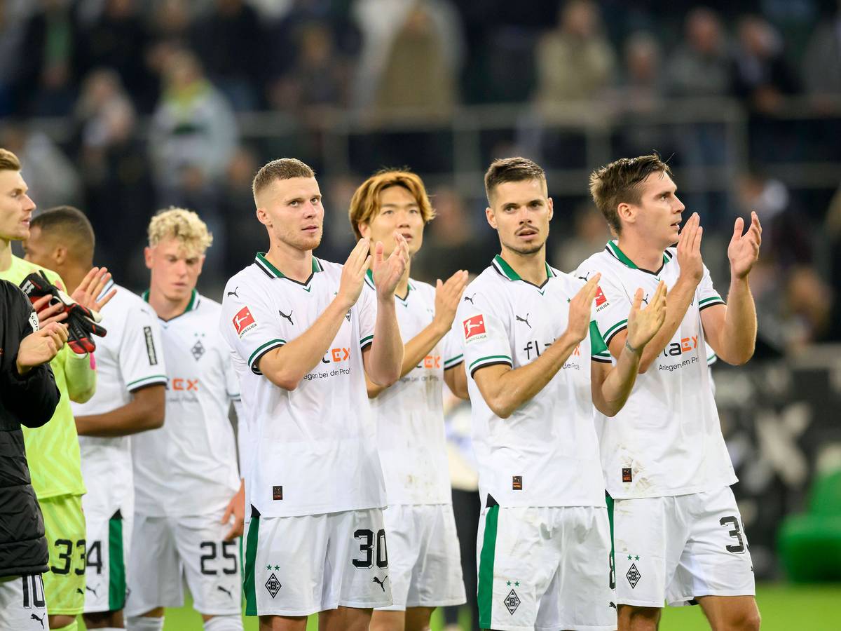 Die Borussia-Spieler applaudieren den Fans nach dem Spiel gegen Mainz.