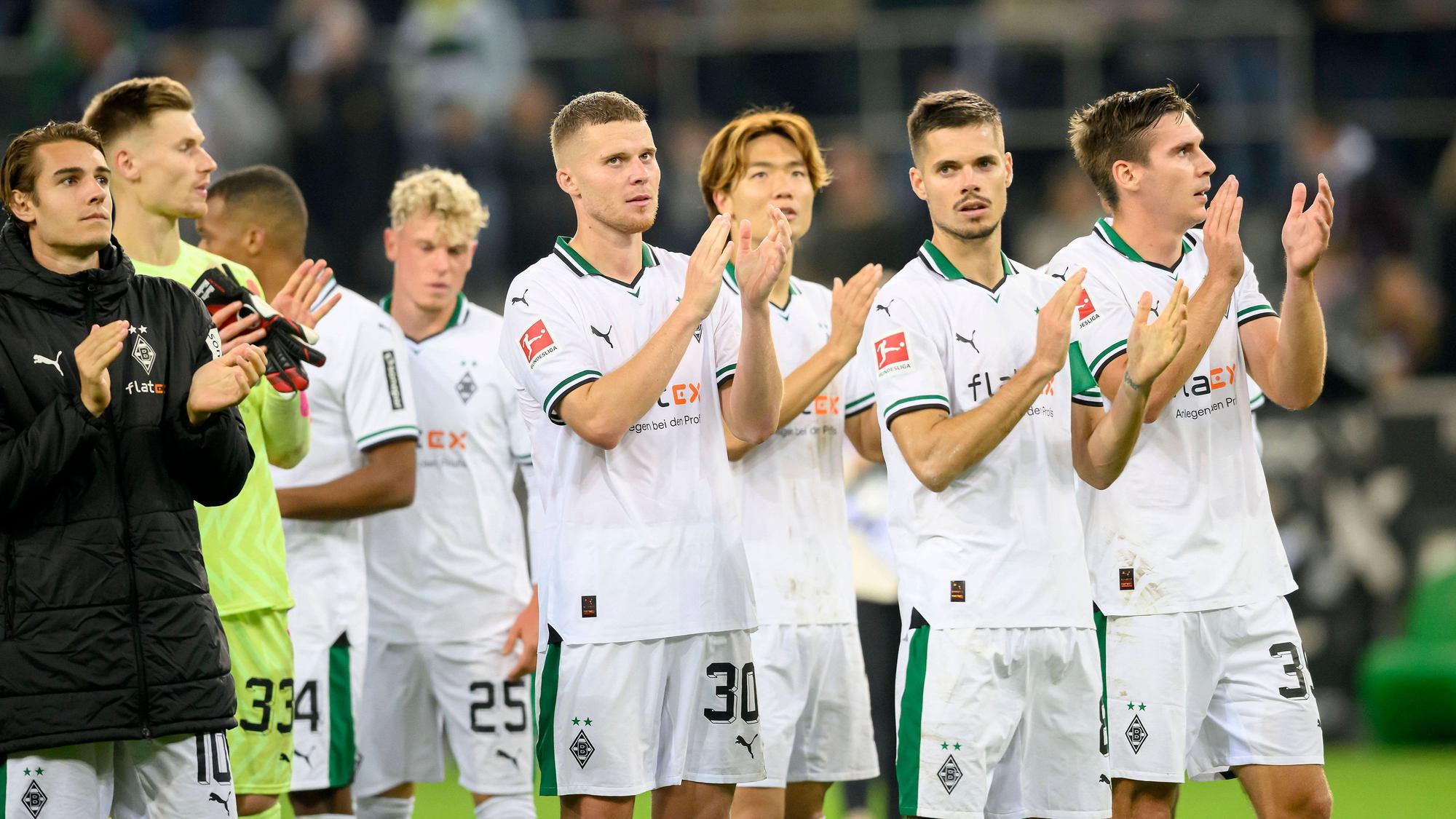 Die Borussia-Spieler applaudieren den Fans nach dem Spiel gegen Mainz.