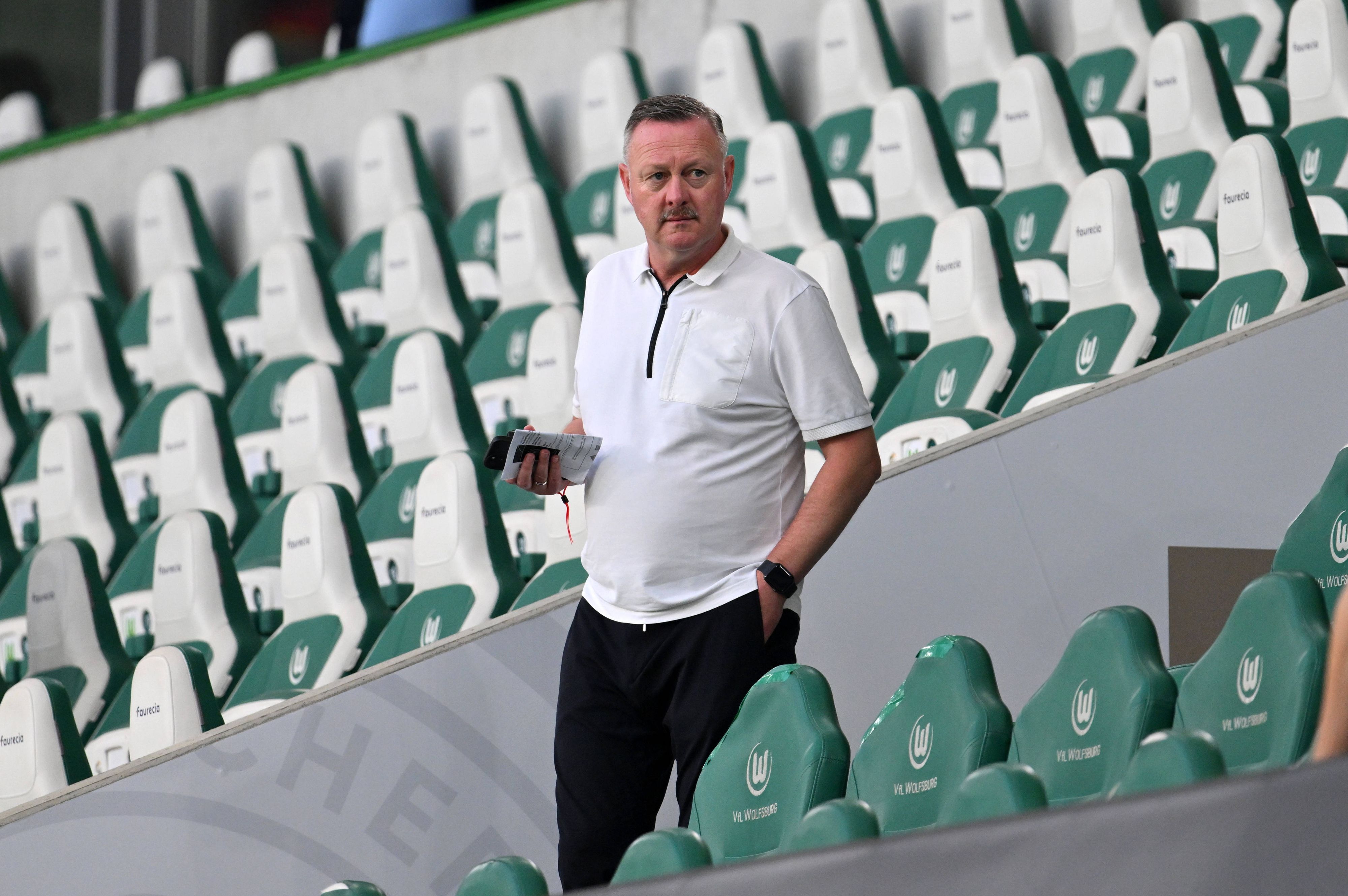 Roland Virkus auf der Tribüne beim VfL Wolfsburg.