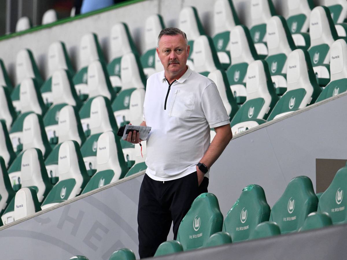 Roland Virkus auf der Tribüne beim VfL Wolfsburg.