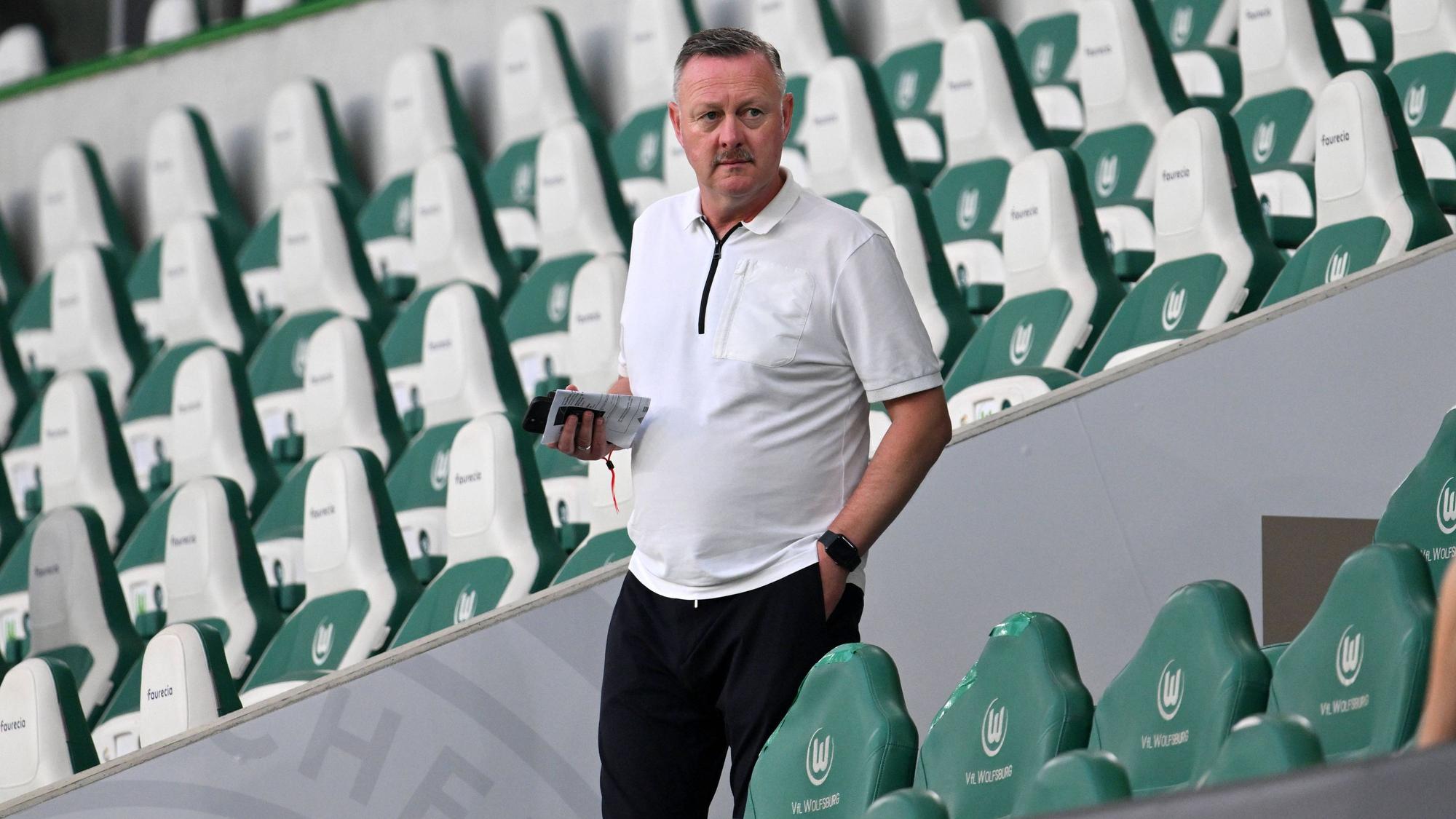 Roland Virkus auf der Tribüne beim VfL Wolfsburg.