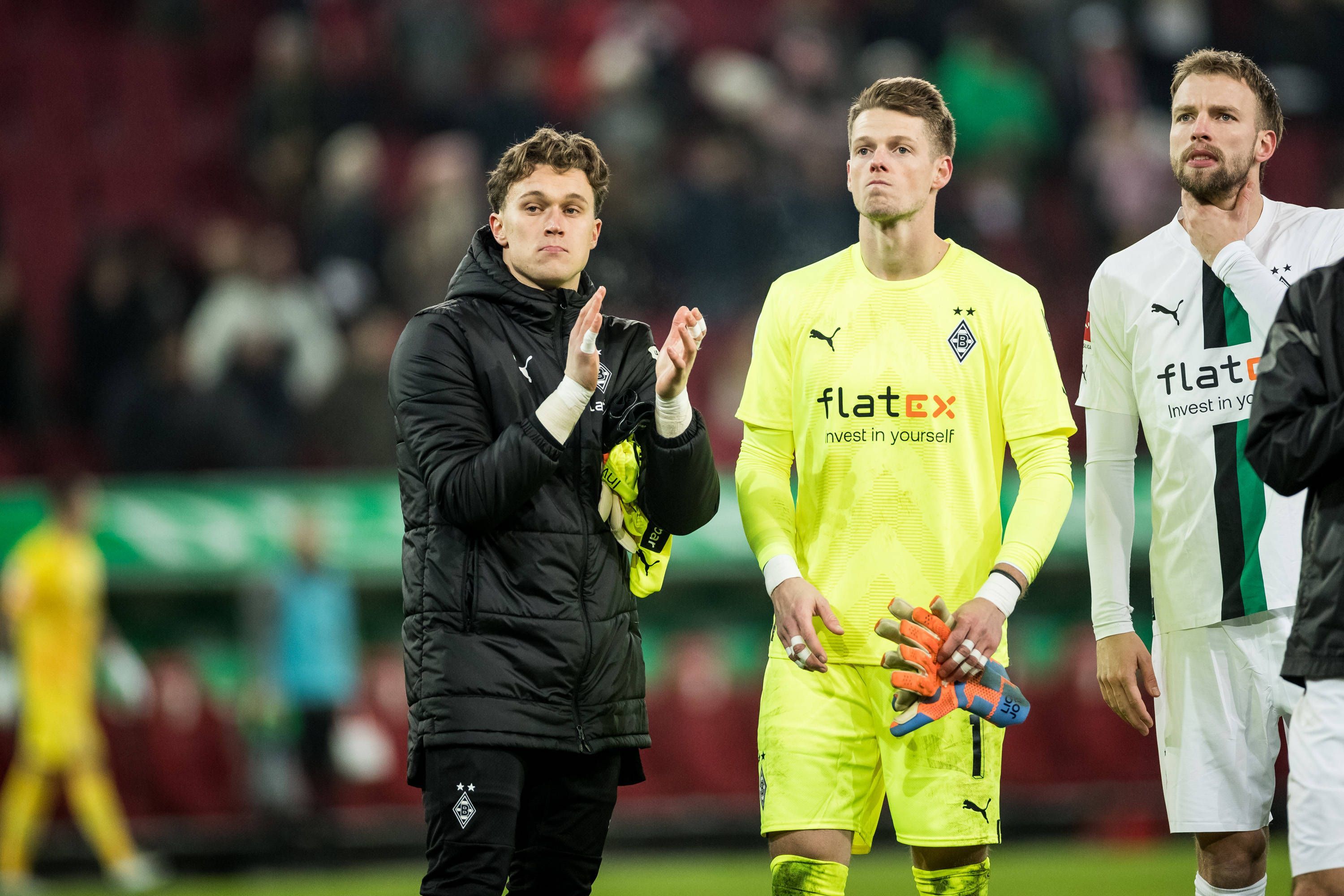 Jan Olschowsky applaudiert den Borussia-Fans.