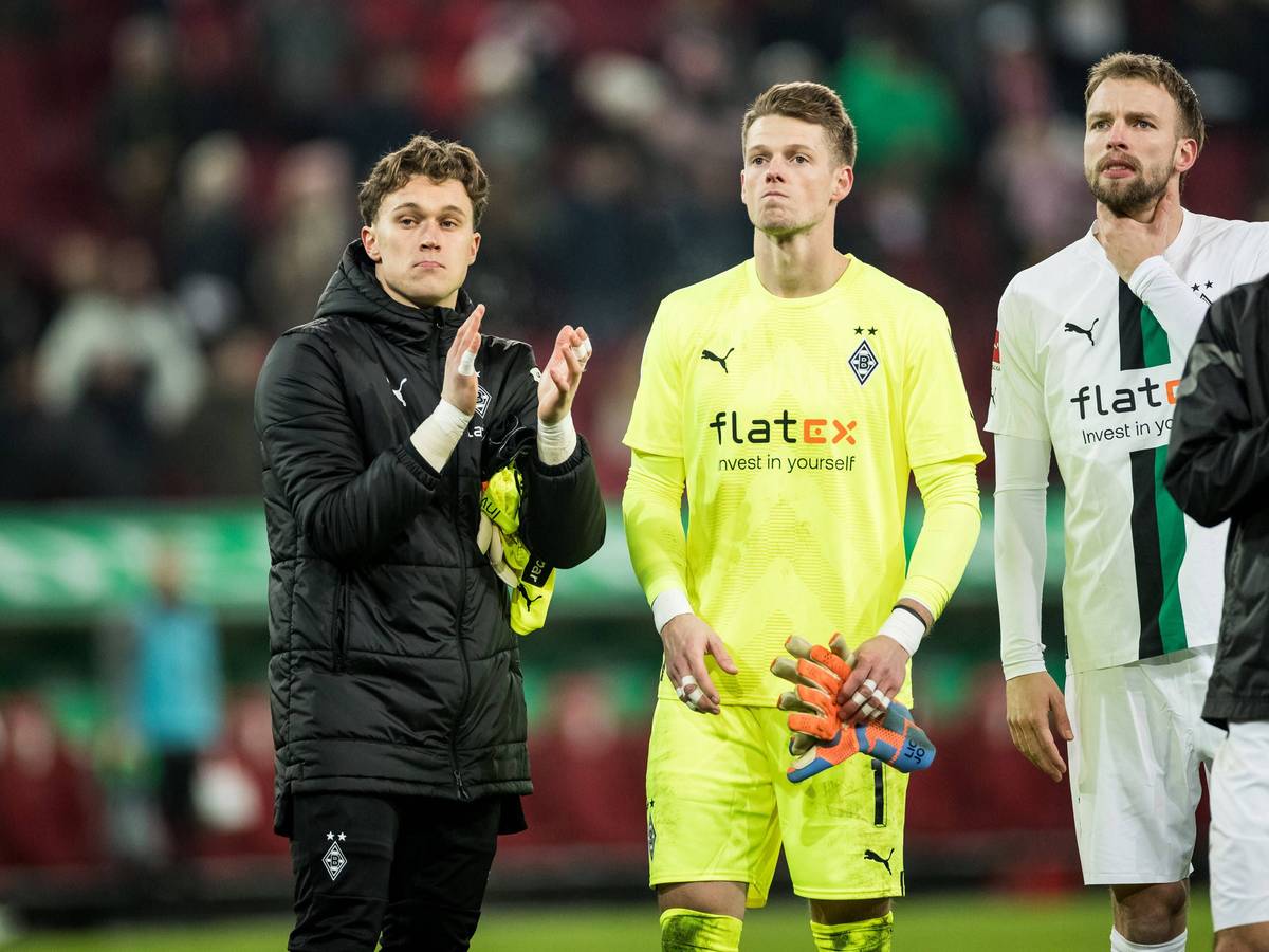Jan Olschowsky applaudiert den Borussia-Fans.