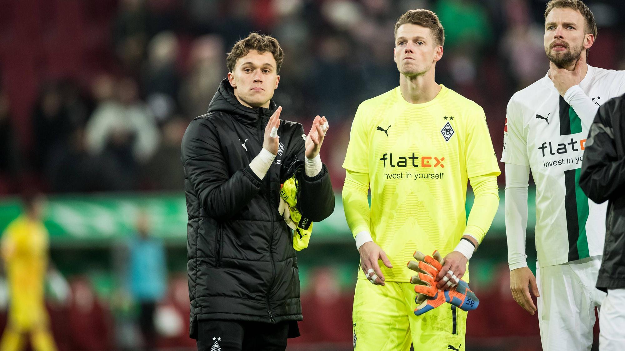 Jan Olschowsky applaudiert den Borussia-Fans.
