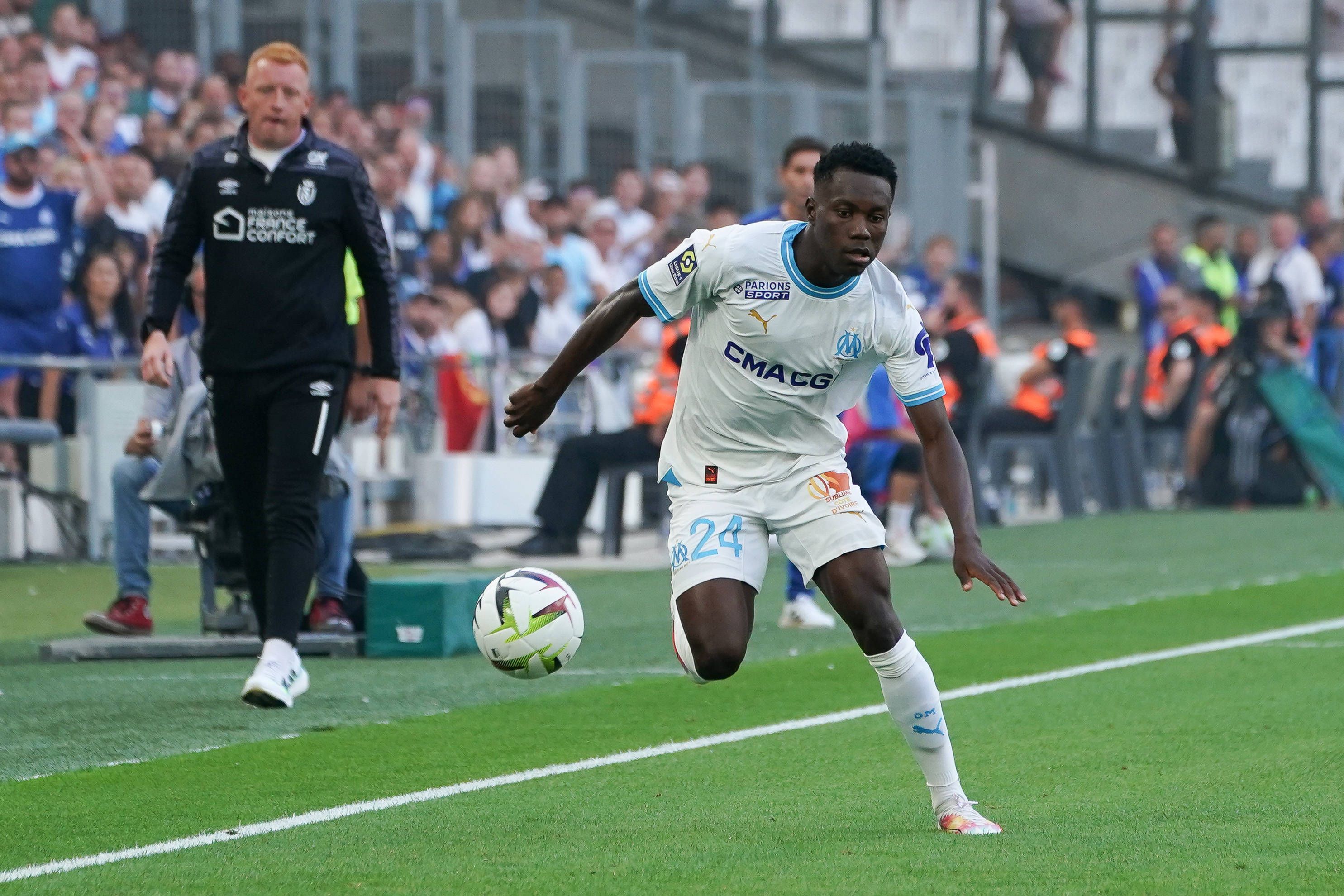 Francois Mughe in einem Spiel von Olympique Marseille am Ball.