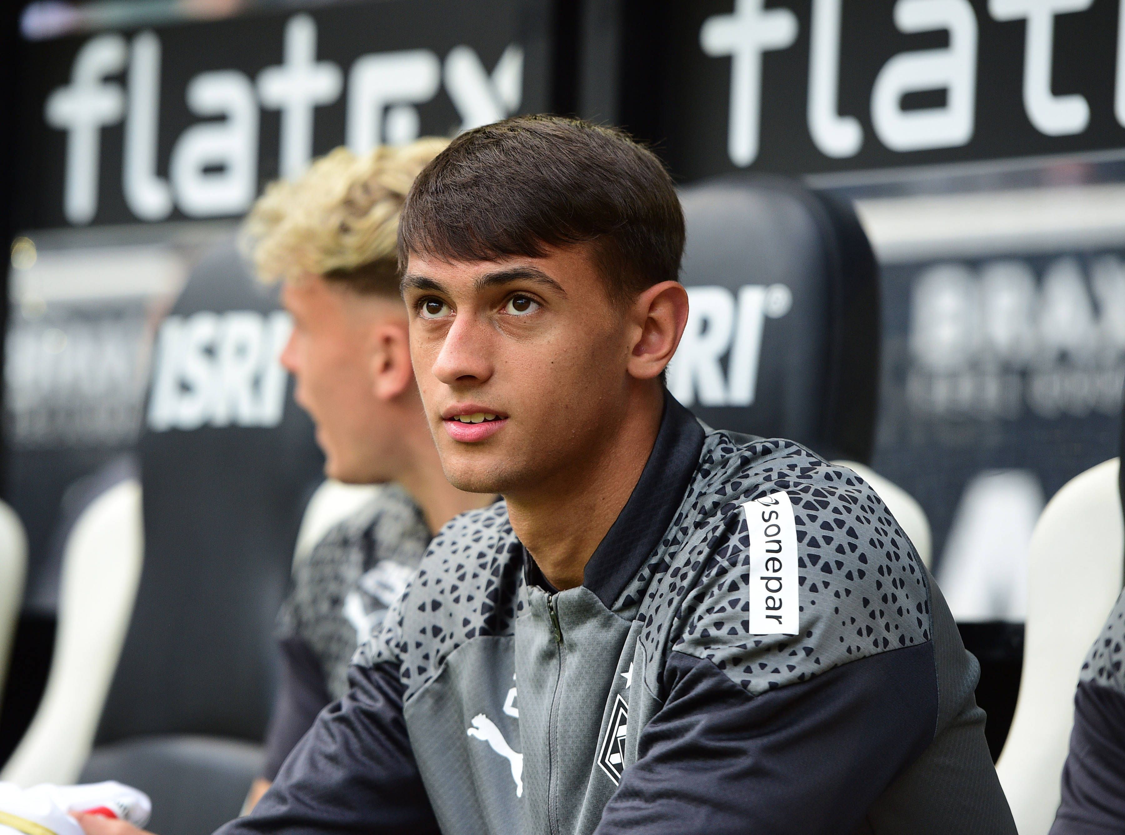 Fabio Chiarodia von Borussia Mönchengladbach sitzt auf der Bank beim Heimspiel gegen Bayer Leverkusen.